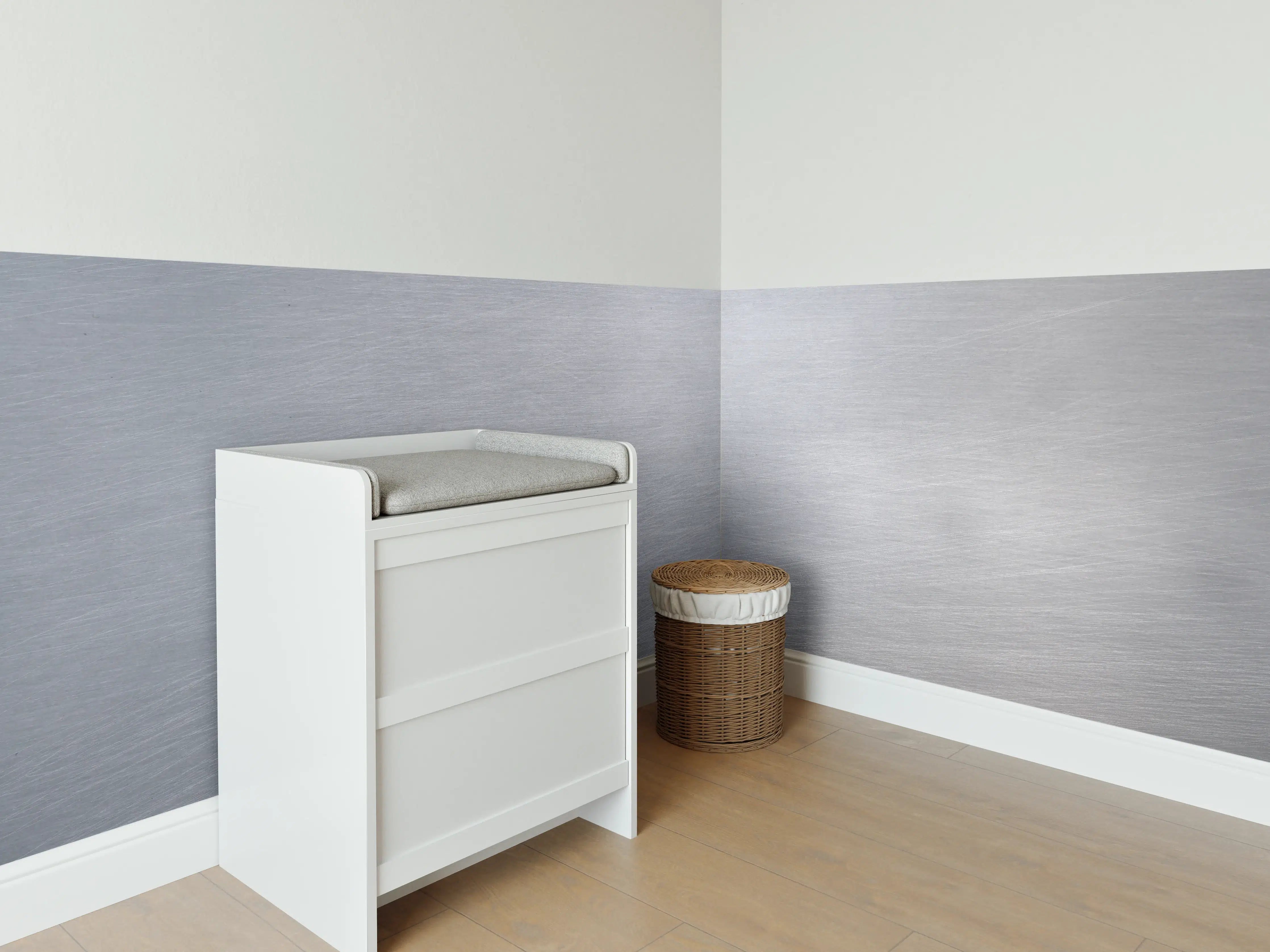 Babyzimmer Wandgestaltung - Gebürsteter Stahl