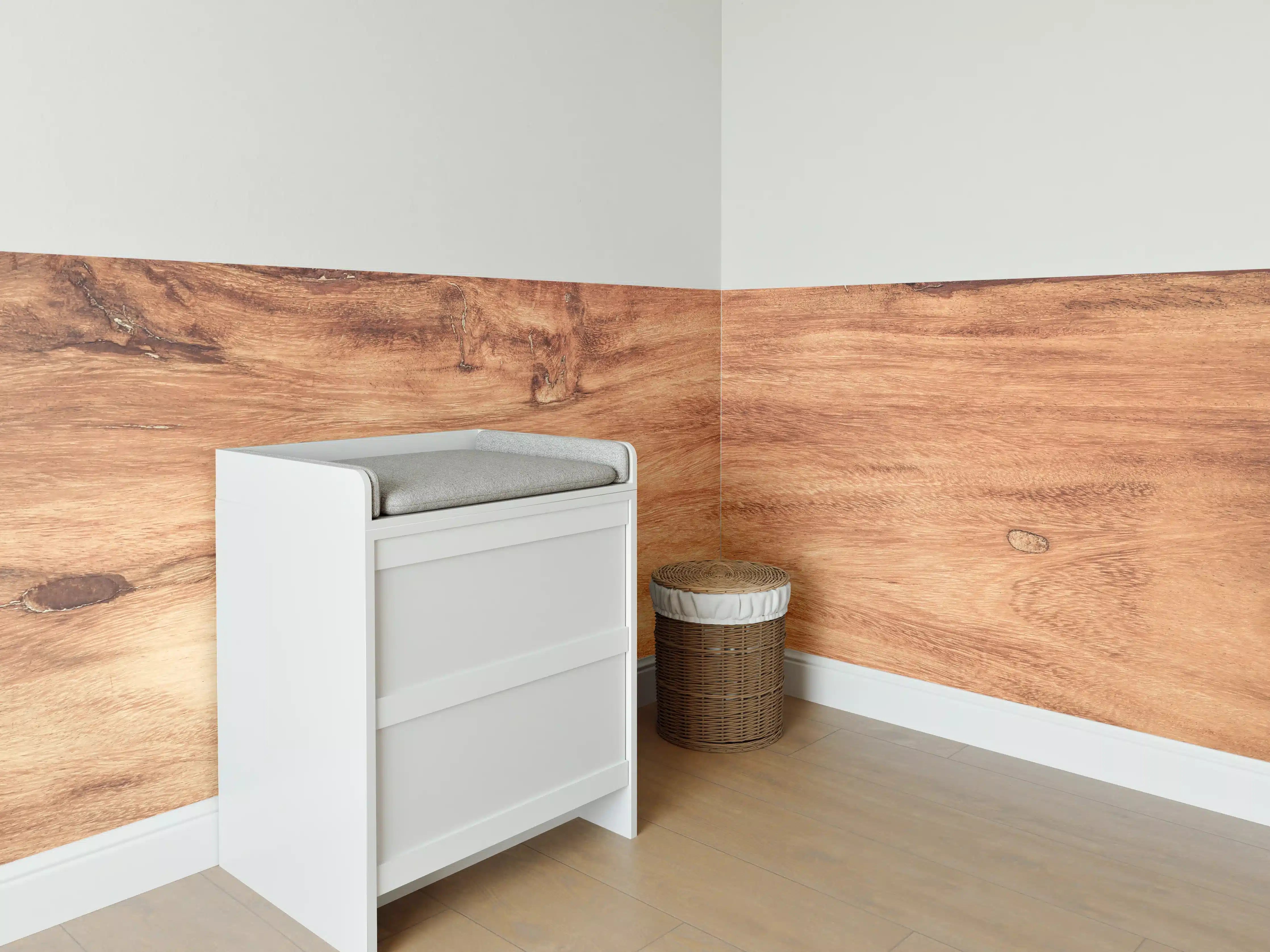 Babyzimmer Wandgestaltung - Teakholz mit natürlichem Muster