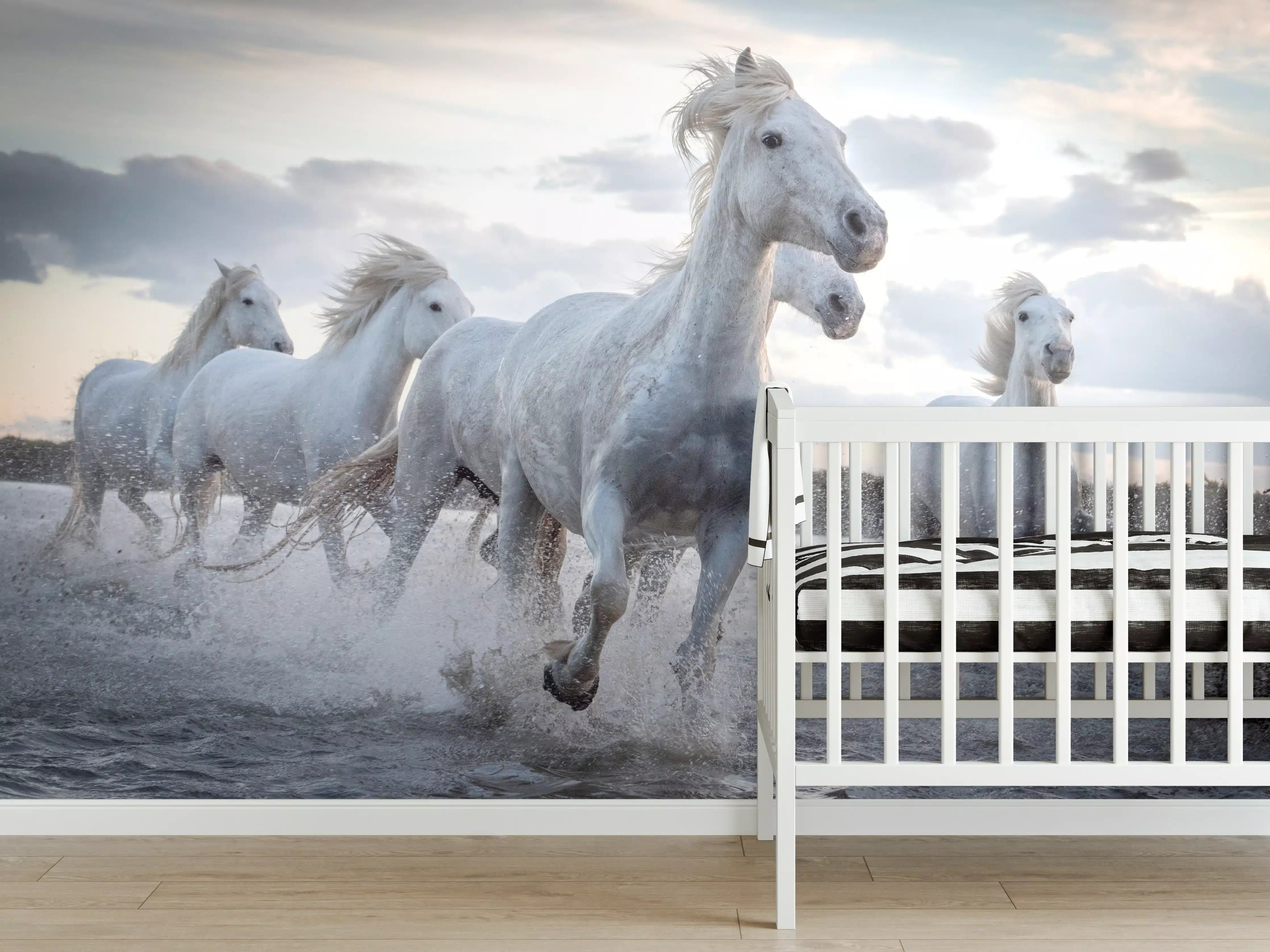 Babyzimmer Wandgestaltung - lebhafte Pferdeherde in Camargue