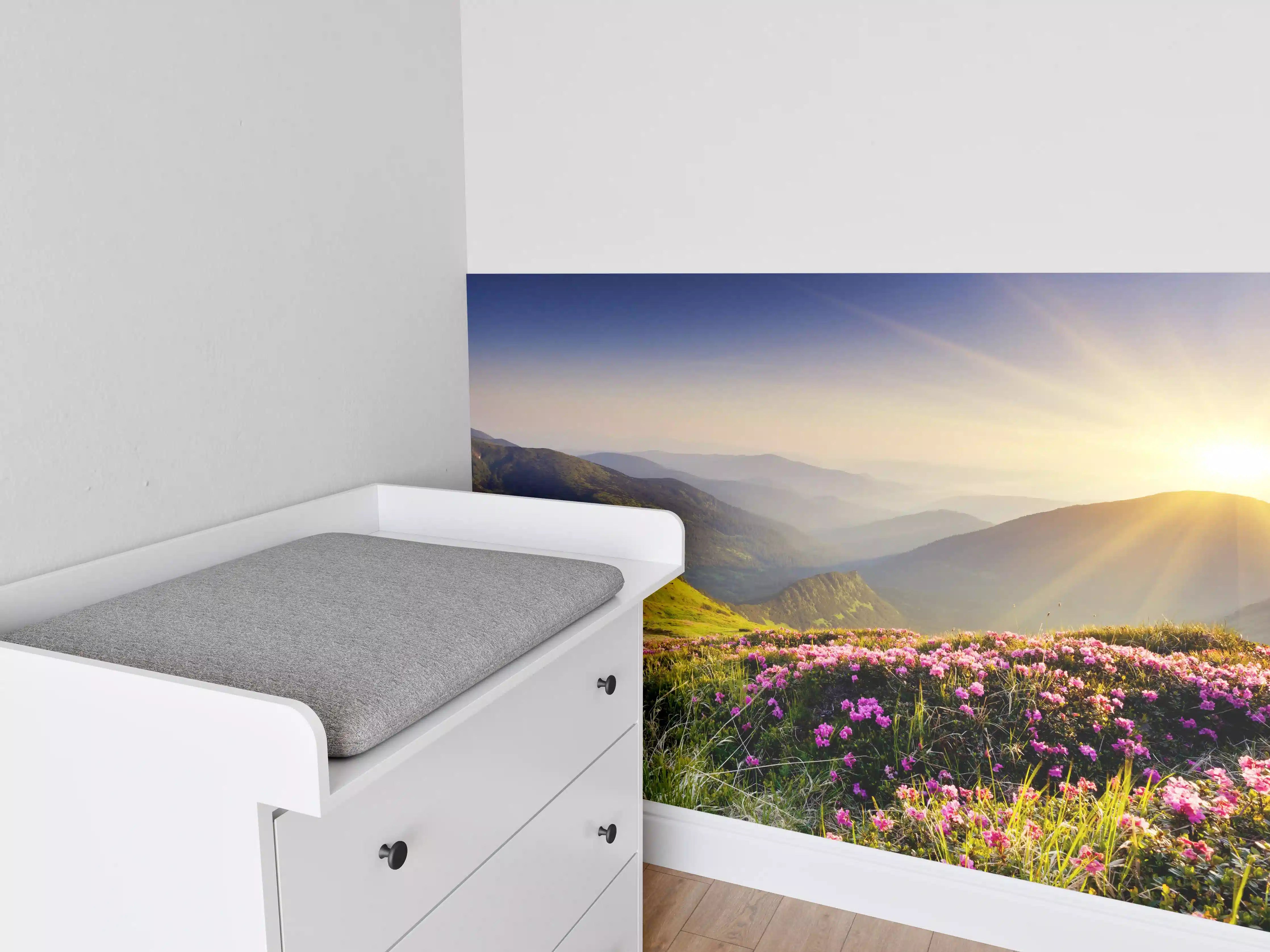 Babyzimmer Wandgestaltung - ruhige Berglandschaft in der Schweiz