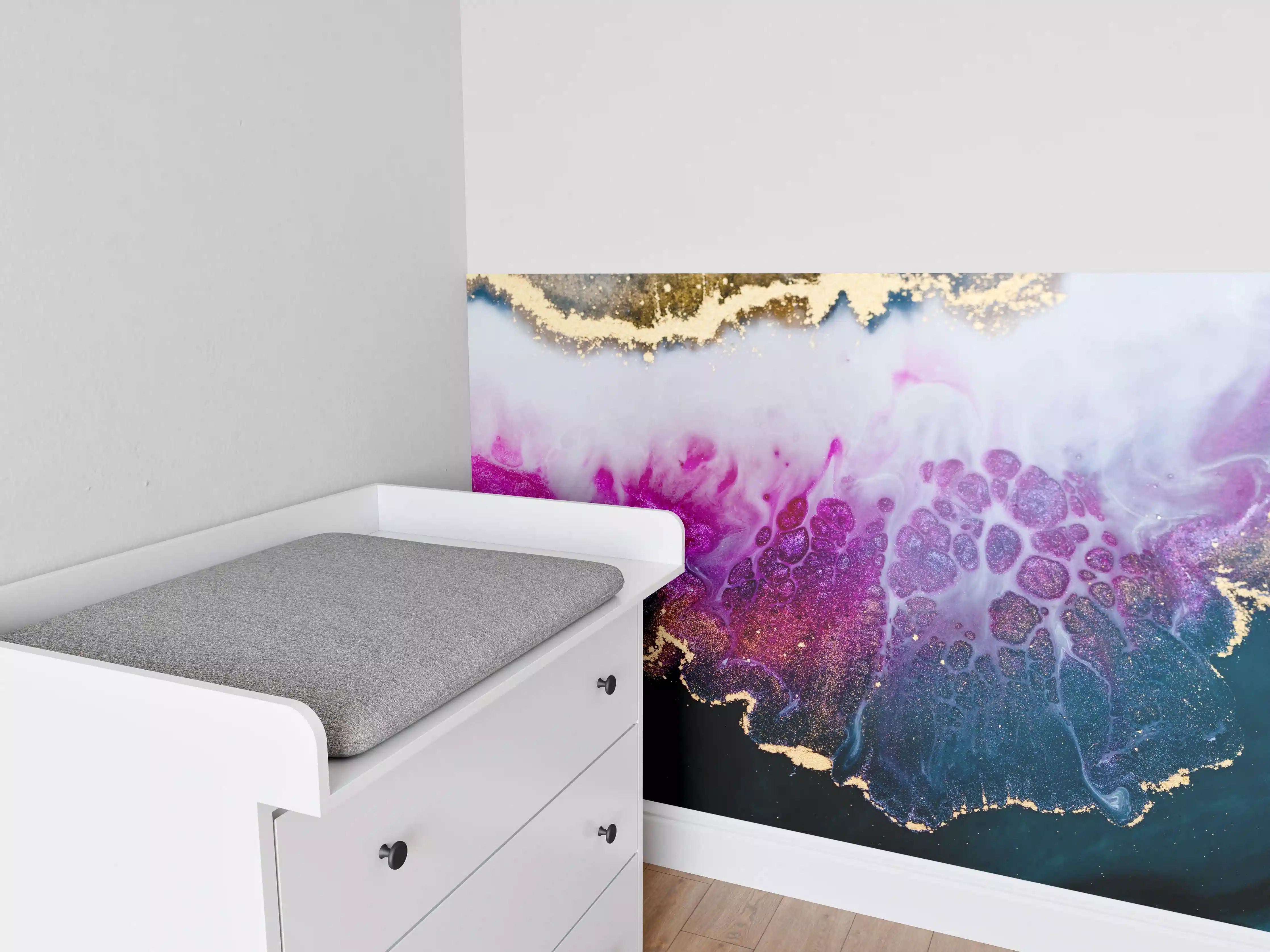 Babyzimmer Wandgestaltung - Abstrakte Kunst in Lila-Gold