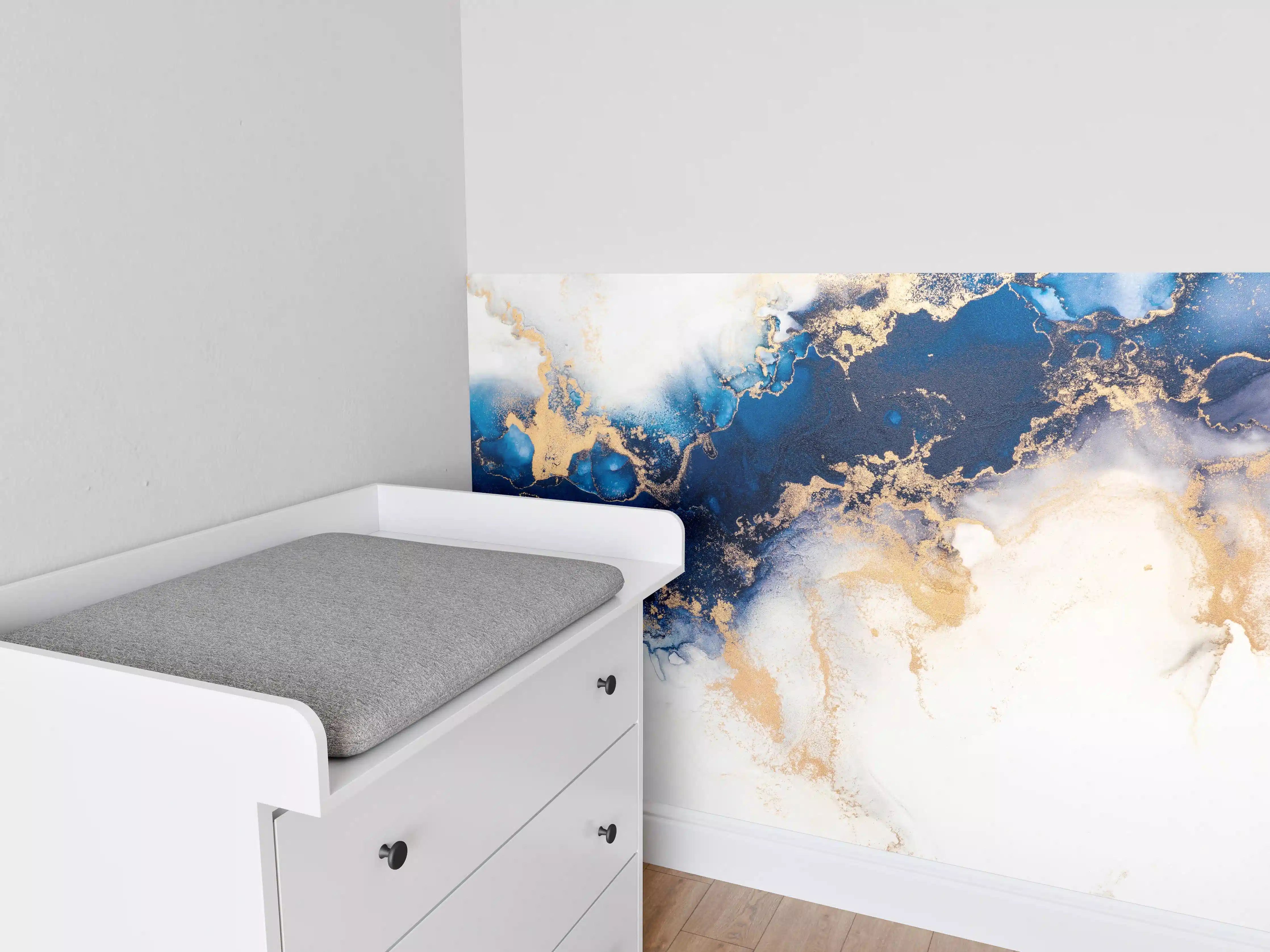 Babyzimmer Wandgestaltung - Abstrakte Marmortinte in Blau-Gold