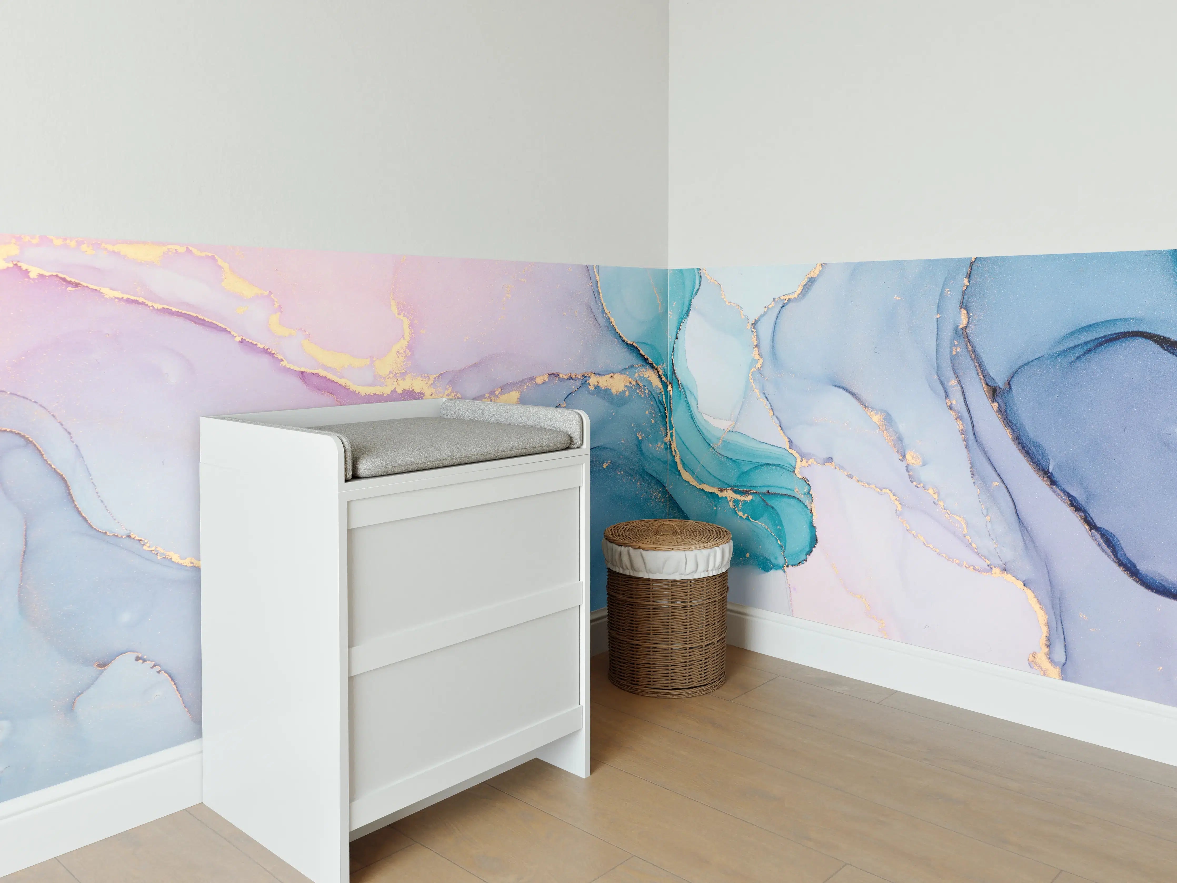 Babyzimmer Wandgestaltung - Abstrakte Muster mit goldenem Rand