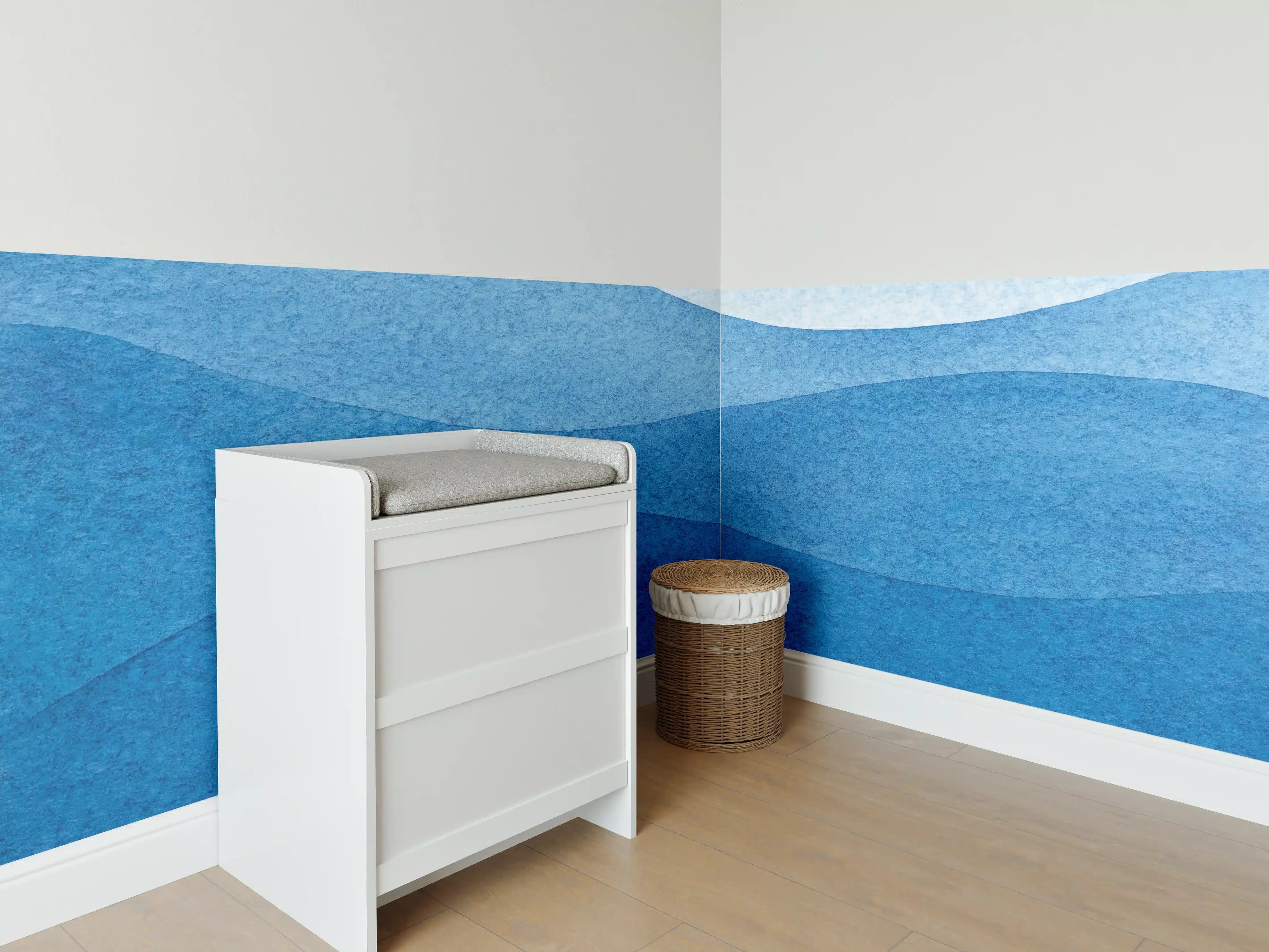 Babyzimmer Wandgestaltung - Abstrakte Wellenmuster in Blau