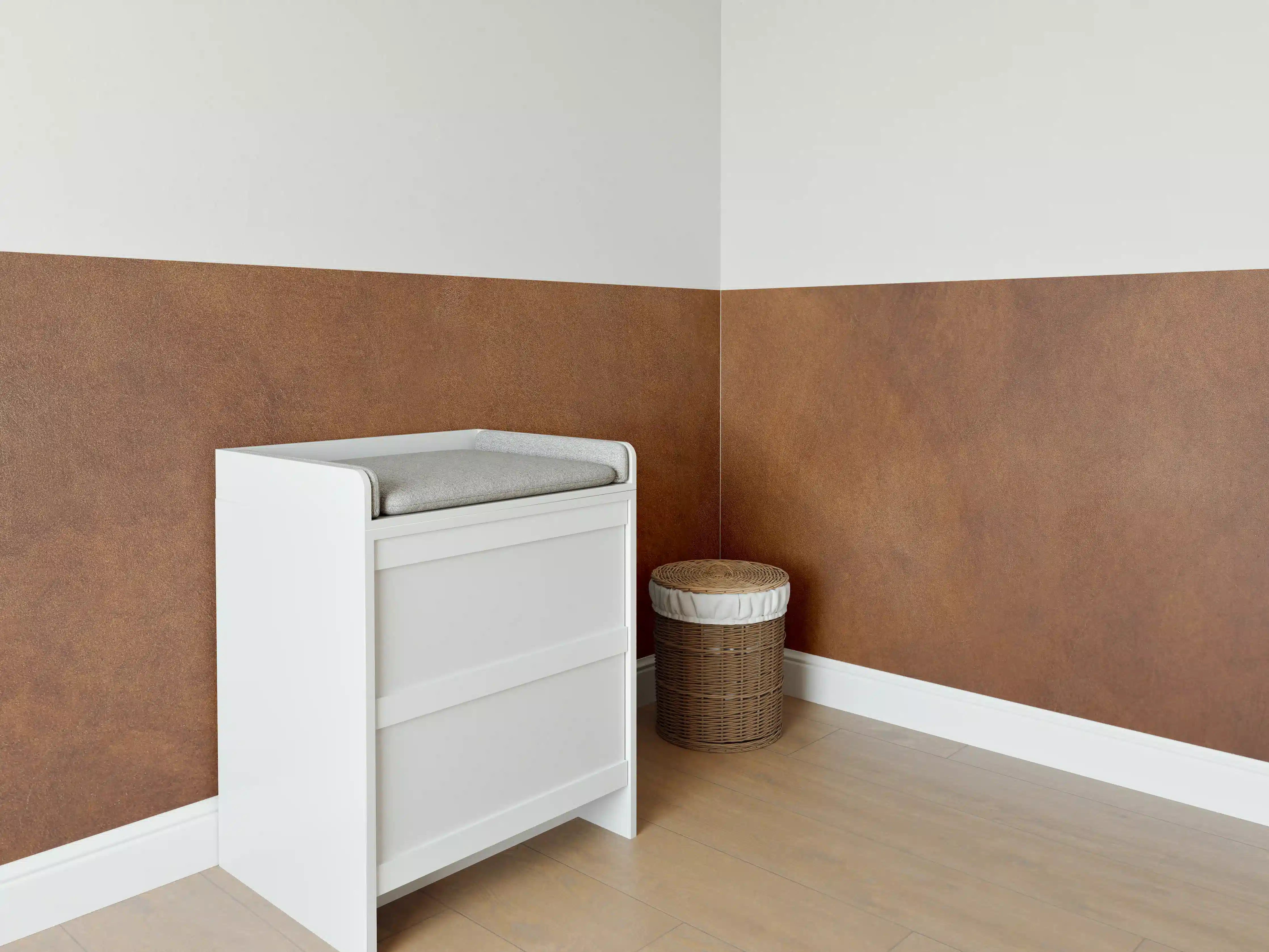 Babyzimmer Wandgestaltung - Abstrakte braune Ledertextur