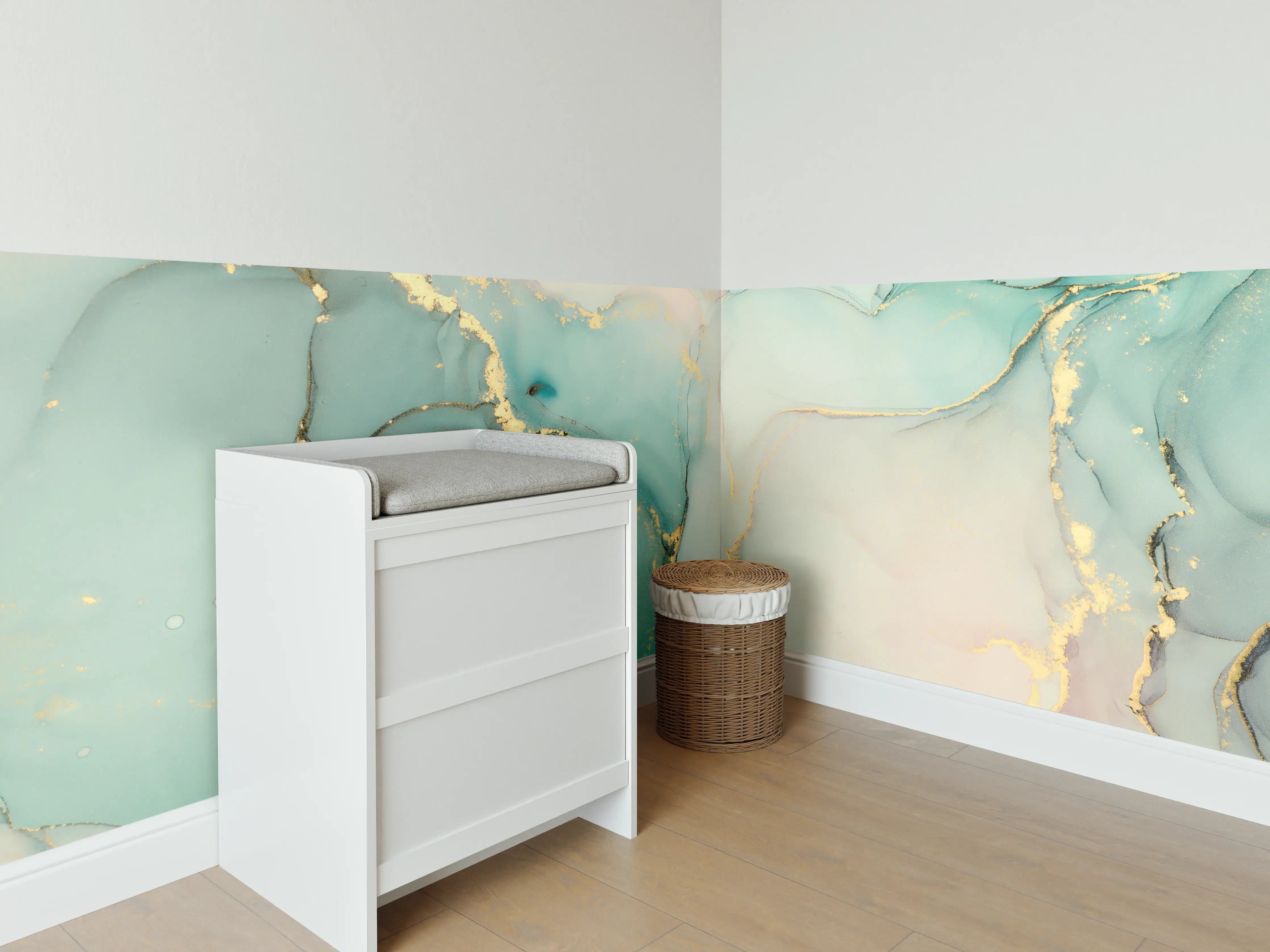 Babyzimmer Wandgestaltung - Abstrakte grünliche Muster mit goldenem Rand