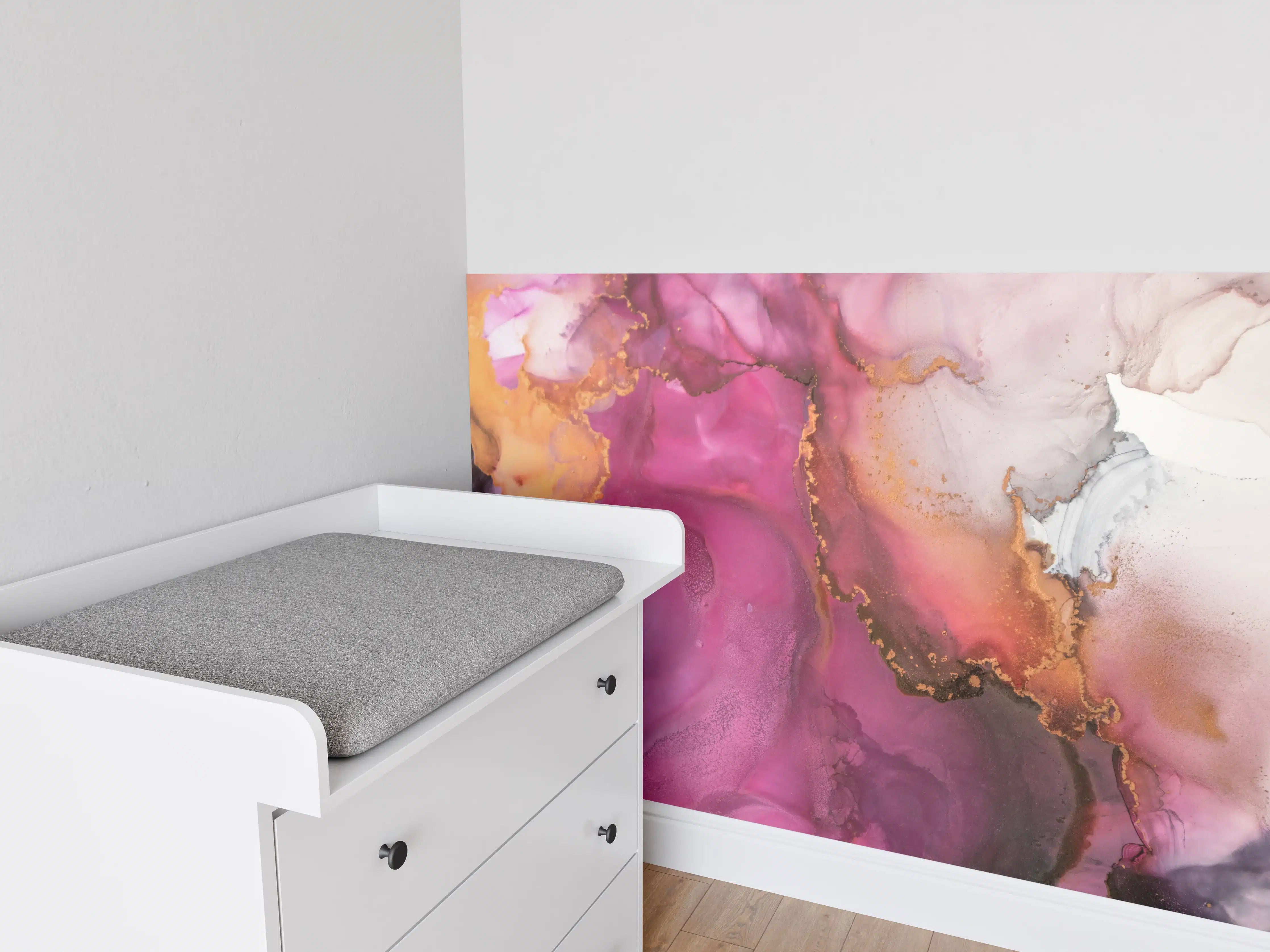 Babyzimmer Wandgestaltung - Abstrakte pinke Tinte mit Goldelementen