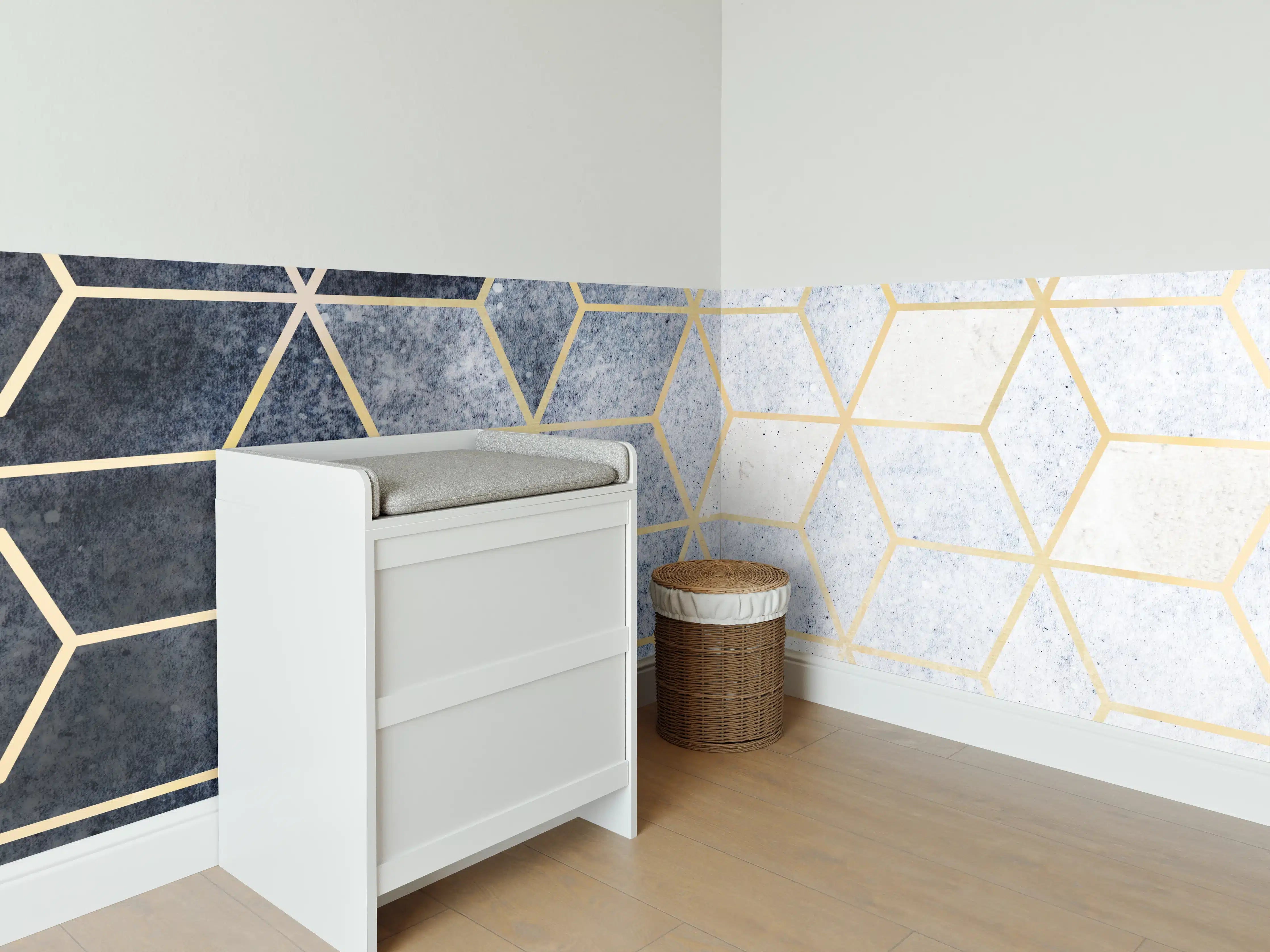 Babyzimmer Wandgestaltung - Abstraktes blaues kubisches Muster mit Goldumrandung