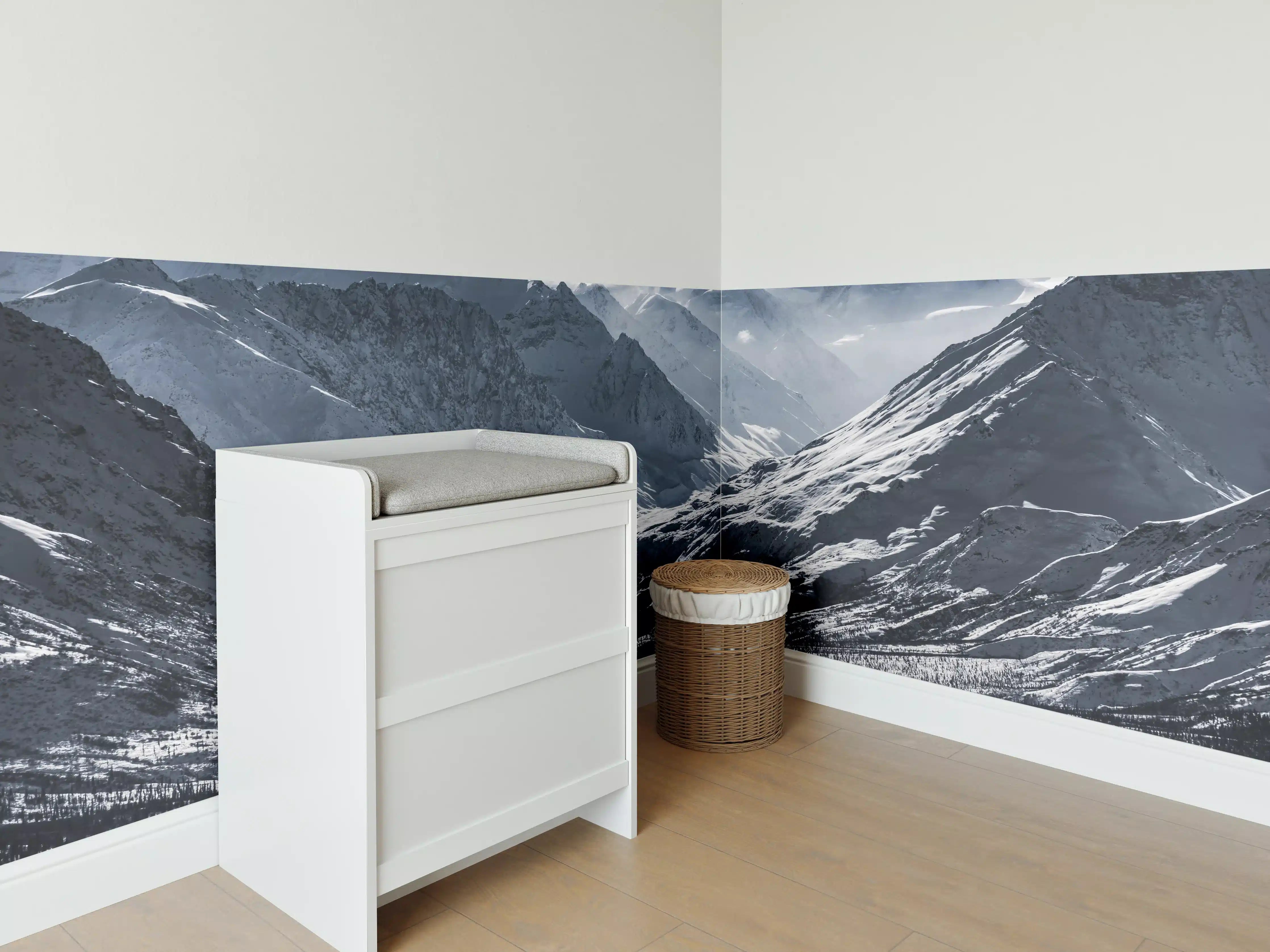 Babyzimmer Wandgestaltung - Alaskas Bergwelt in Weiß-Grau
