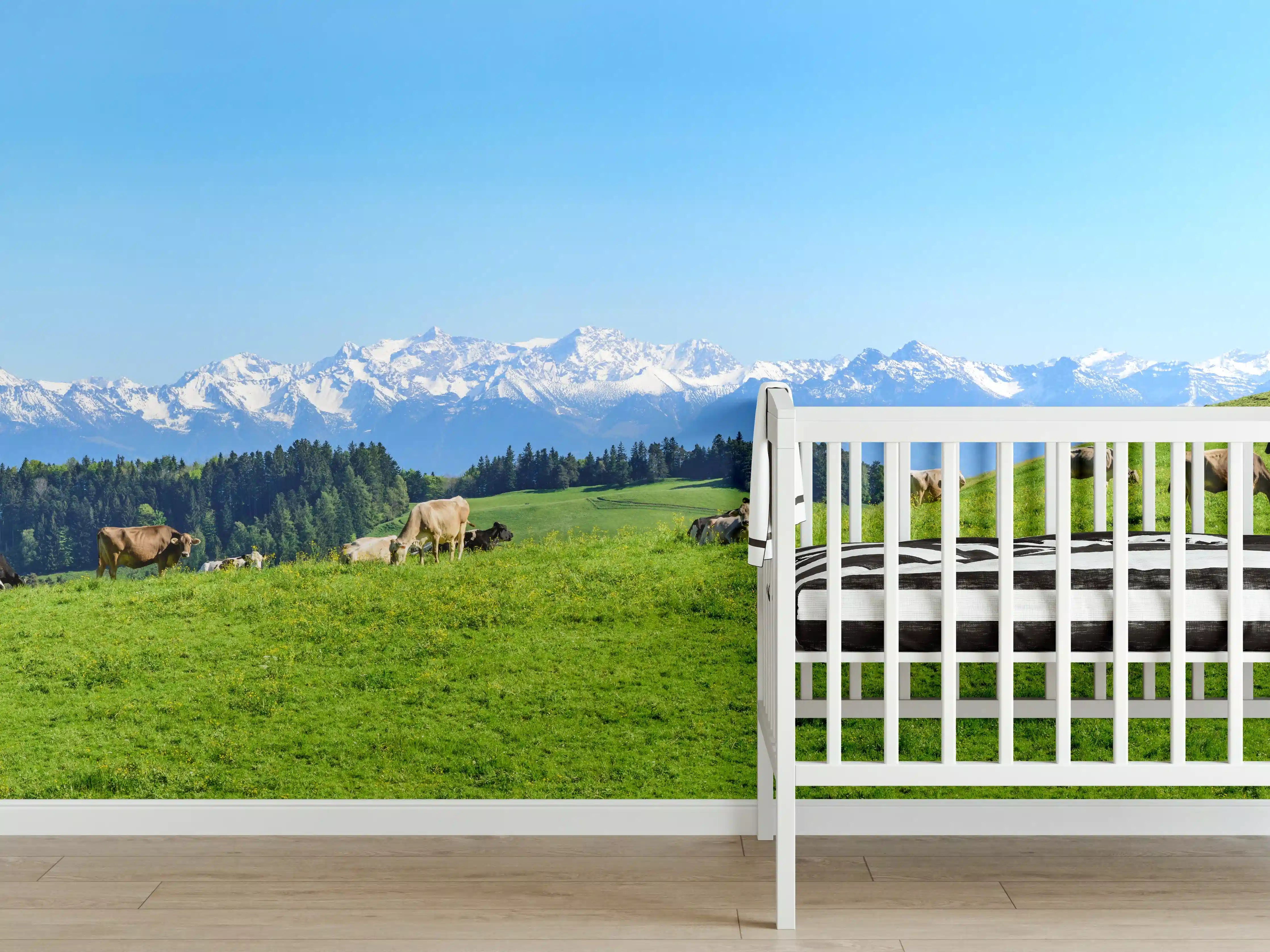 Babyzimmer Wandgestaltung - Almwiese mit Kühen und Alpenblick