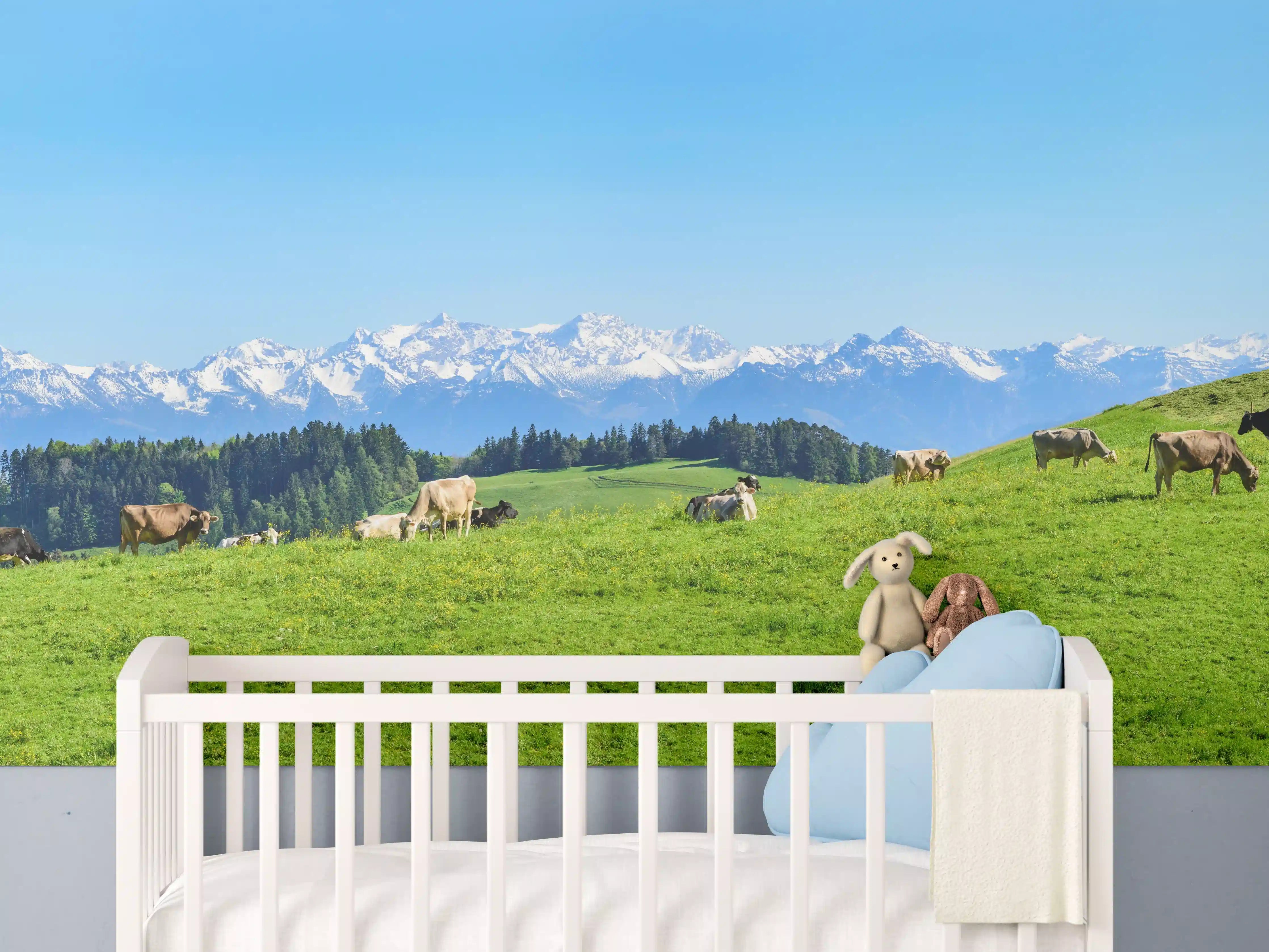 Babyzimmer Wandgestaltung - Almwiese mit Kühen und Alpenblick
