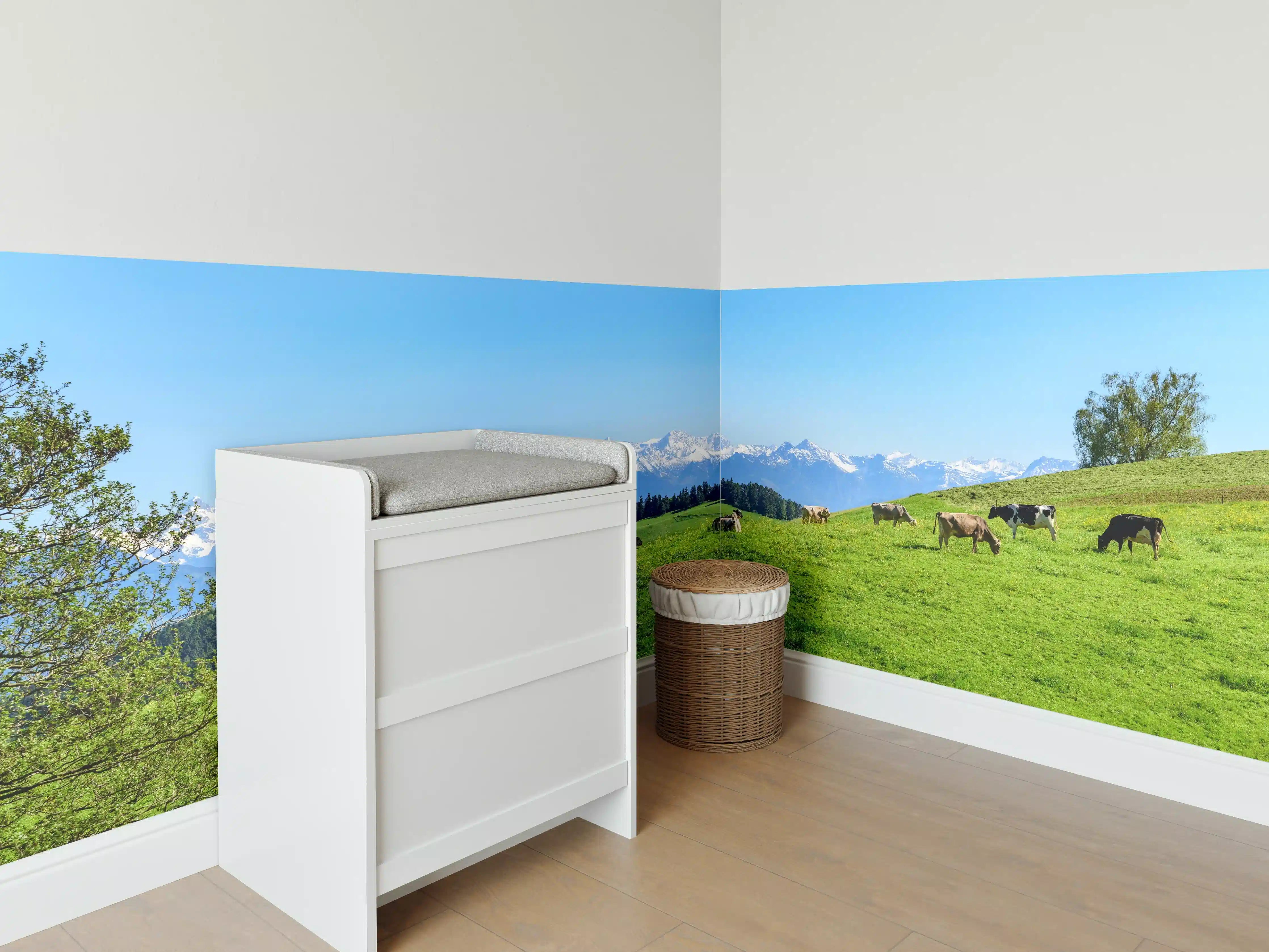 Babyzimmer Wandgestaltung - Almwiese mit Kühen und Alpenblick
