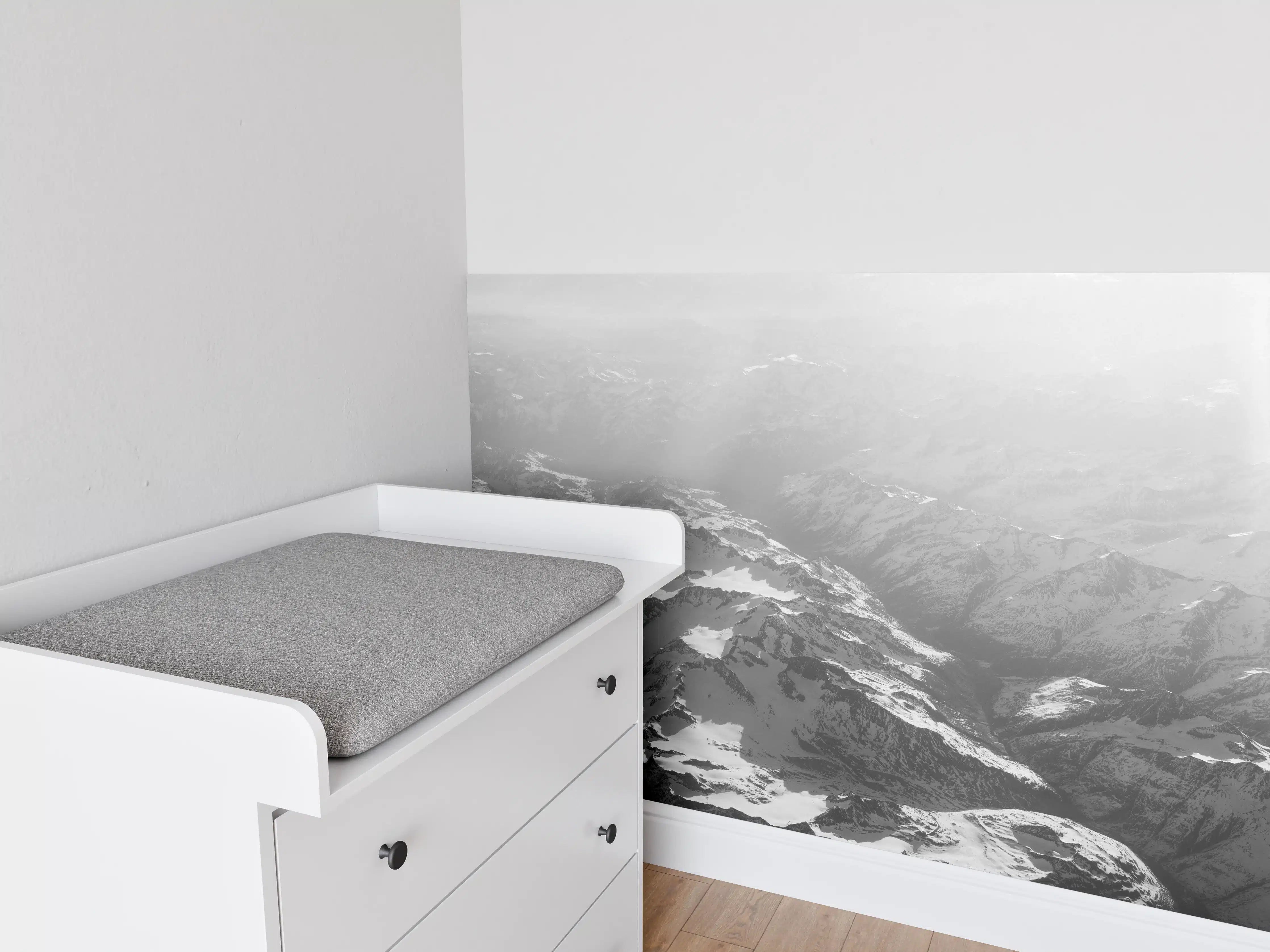 Babyzimmer Wandgestaltung - Alpenidylle in Schwarz-Weiß