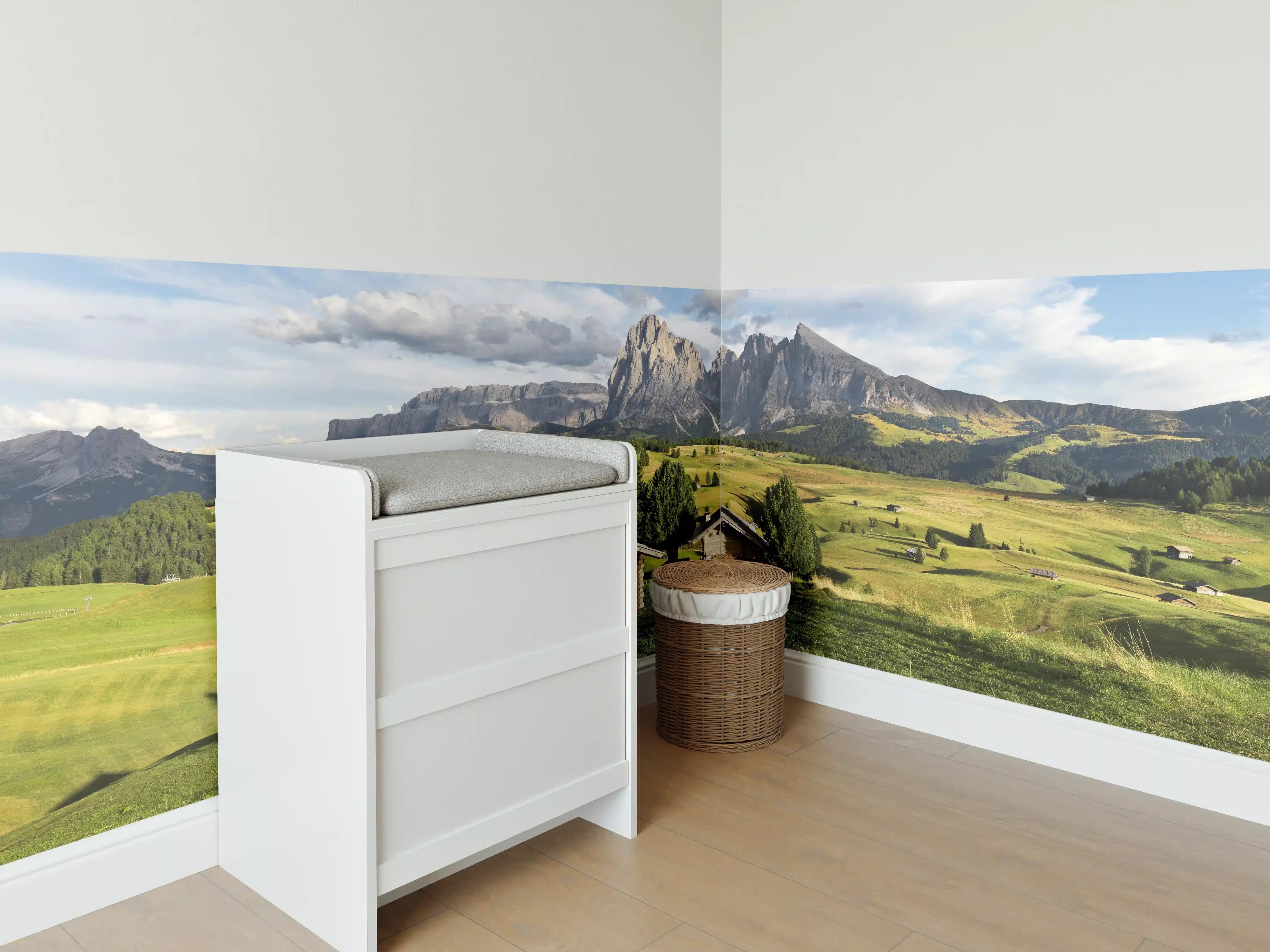 Babyzimmer Wandgestaltung - Alpenidylle mit grünen Wiesen