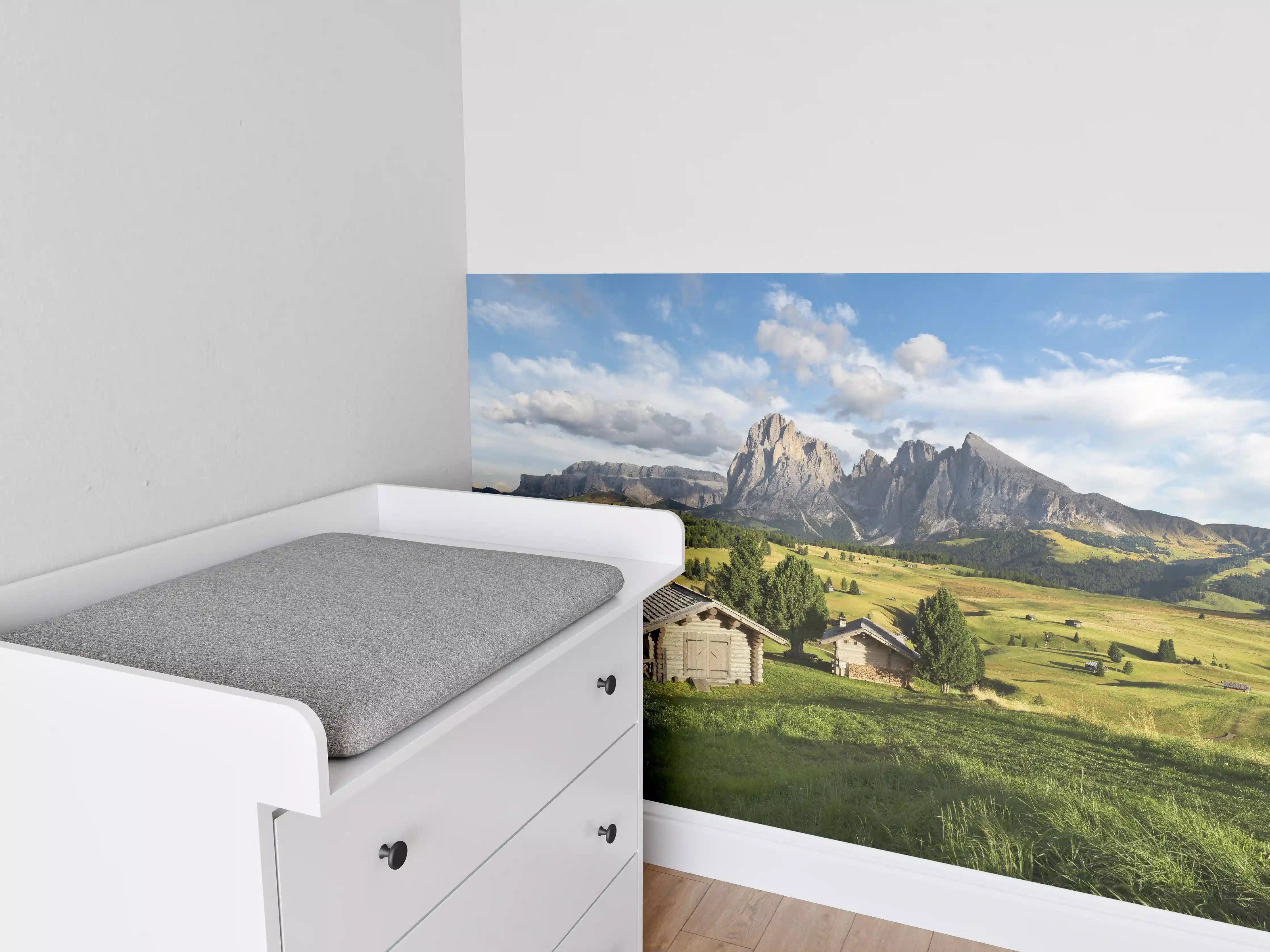Babyzimmer Wandgestaltung - Alpenidylle mit grünen Wiesen