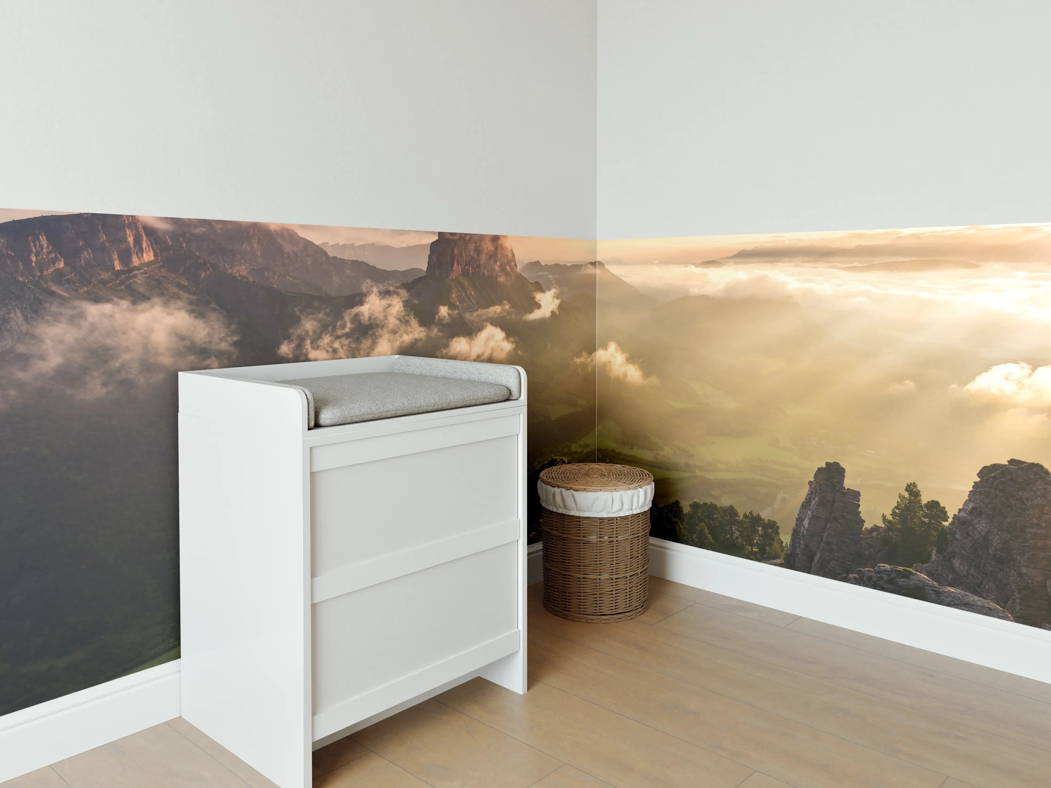 Babyzimmer Wandgestaltung - Alpenlichtspiel bei Morgenröte