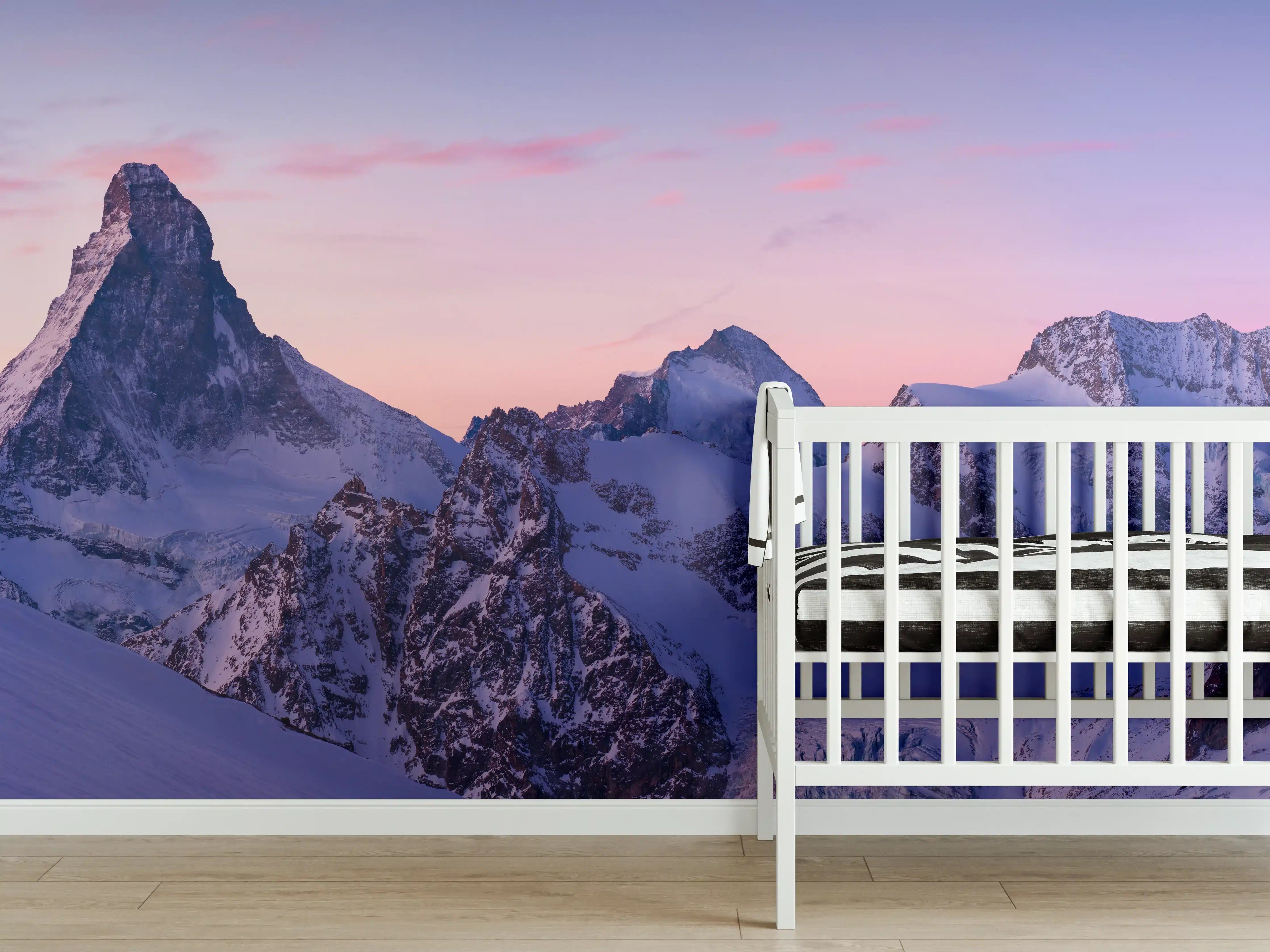 Babyzimmer Wandgestaltung - Alpenpanorama Sonnenuntergang Weiß-Rosa