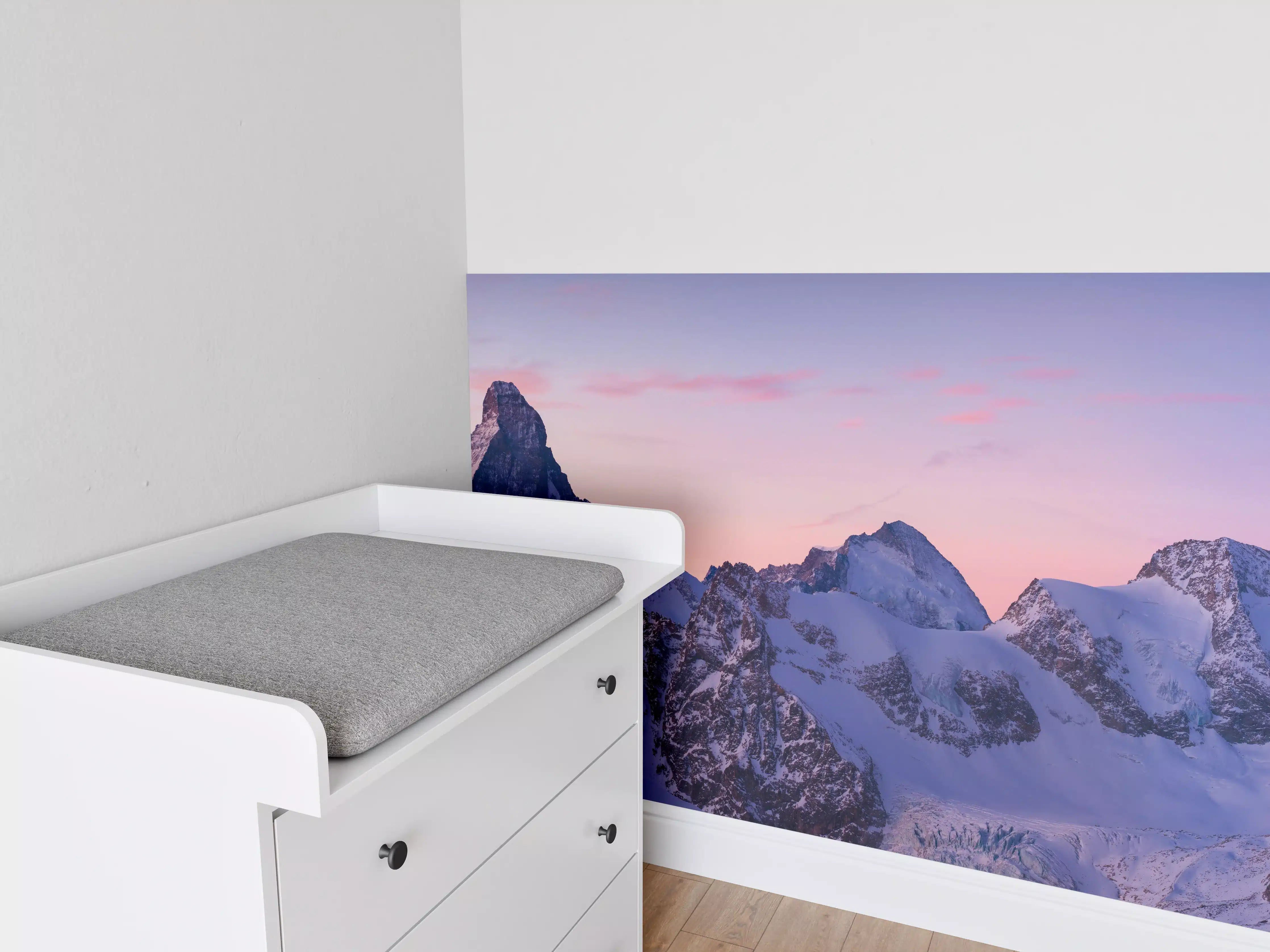 Babyzimmer Wandgestaltung - Alpenpanorama Sonnenuntergang Weiß-Rosa