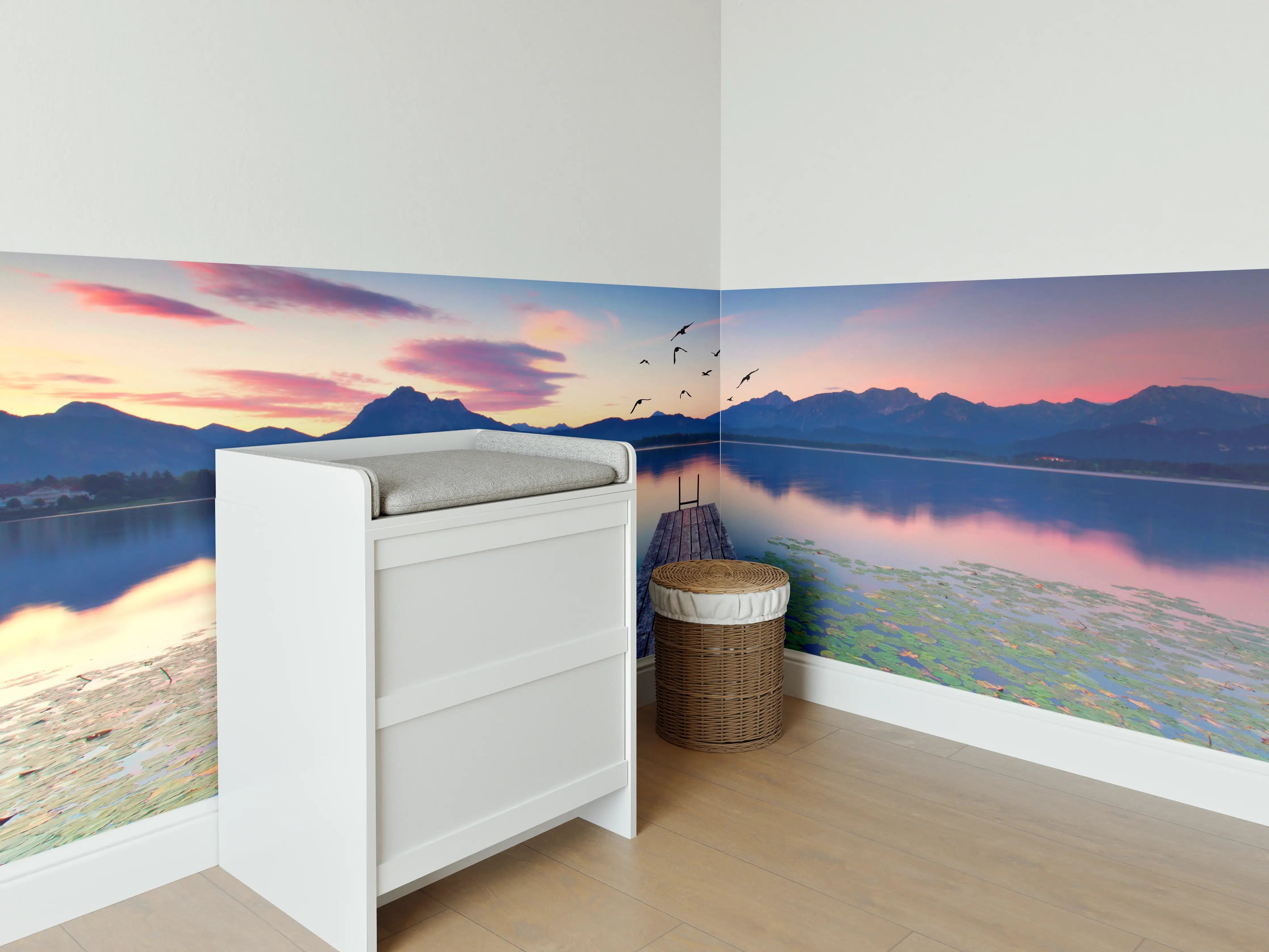 Babyzimmer Wandgestaltung - Alpensee mit Seerosen