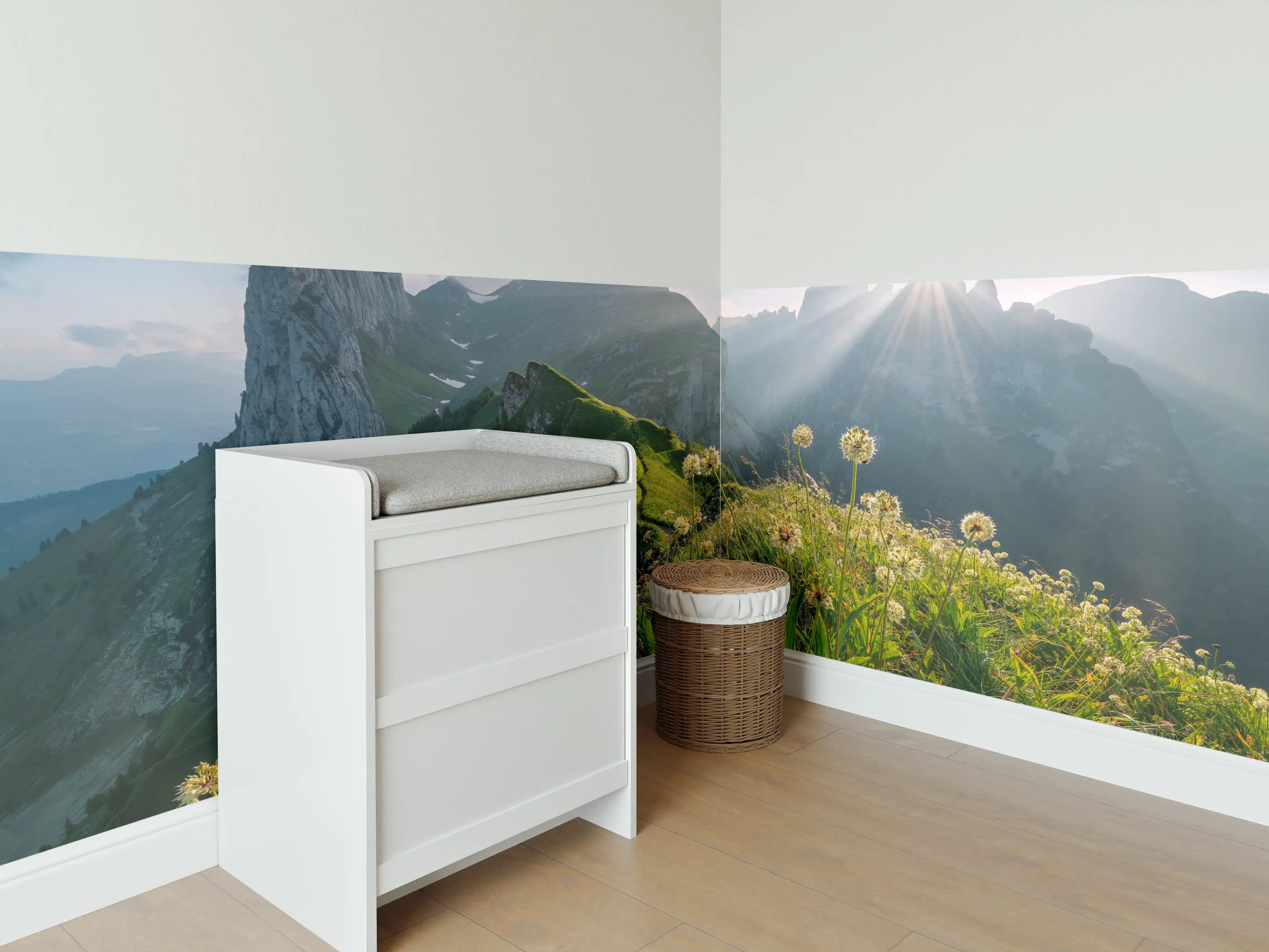 Babyzimmer Wandgestaltung - Alpenwiesen im Sommerlicht