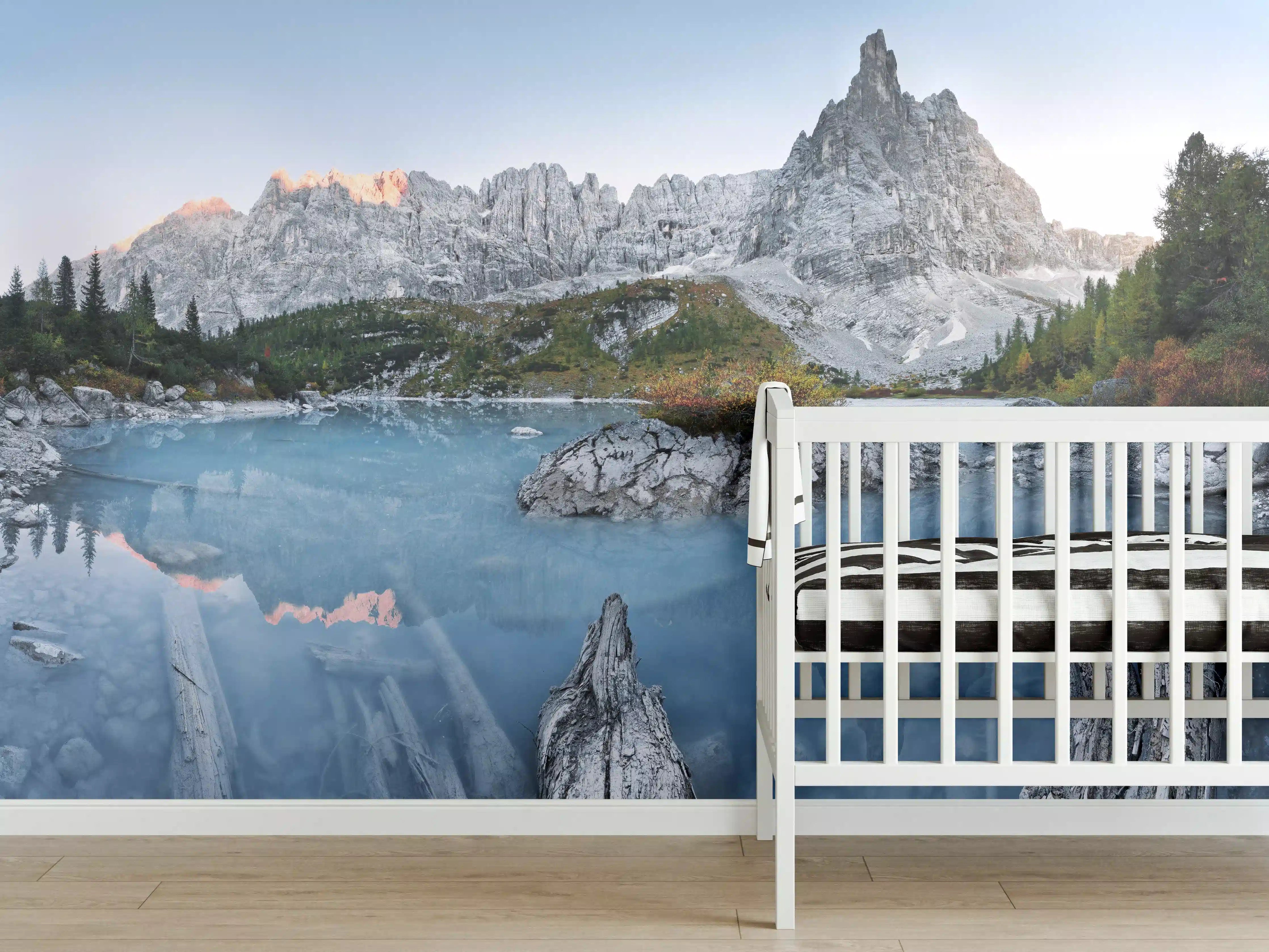 Babyzimmer Wandgestaltung - Alpine Seenlandschaft in Abenddämmerung