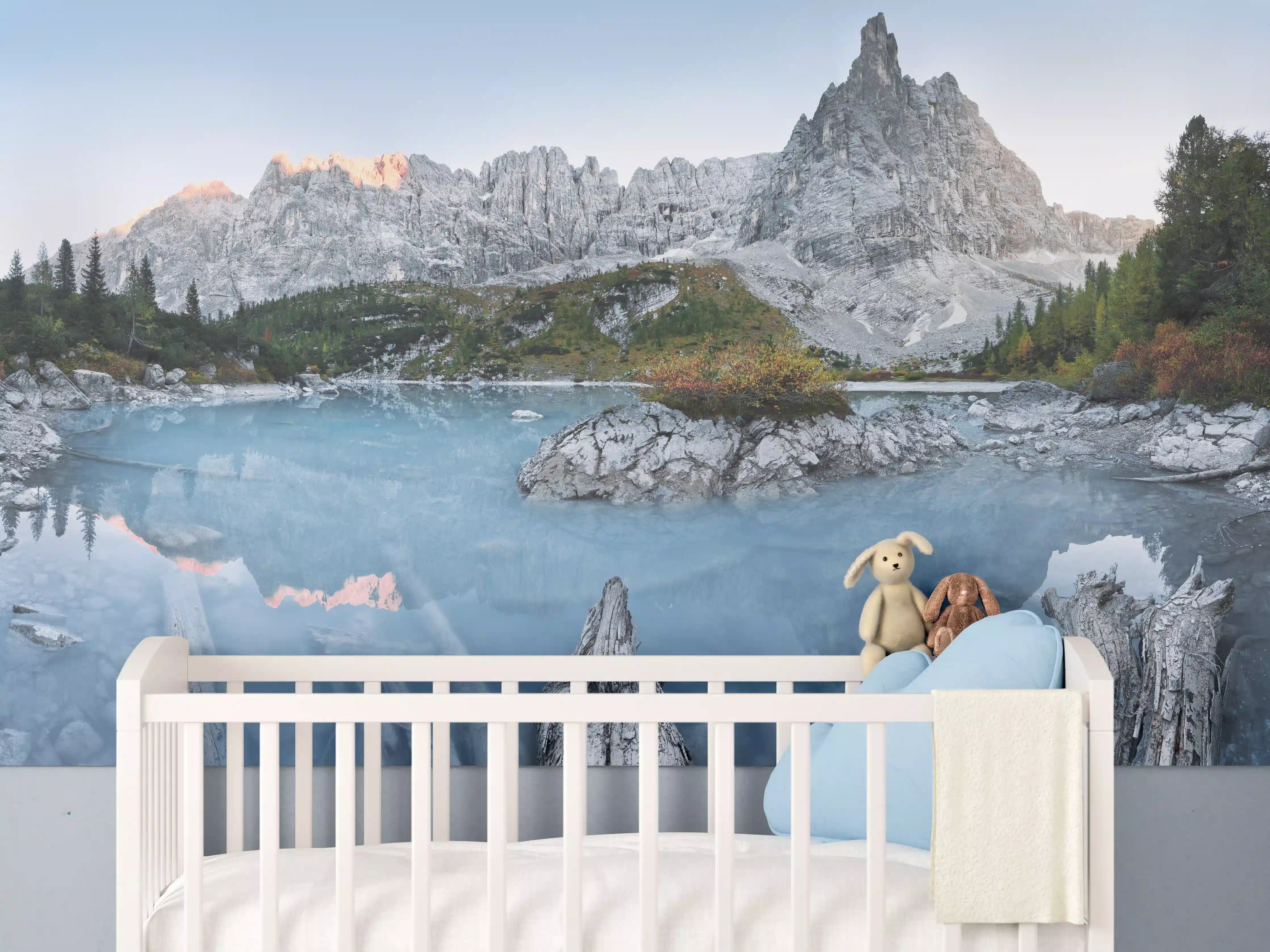 Babyzimmer Wandgestaltung - Alpine Seenlandschaft in Abenddämmerung