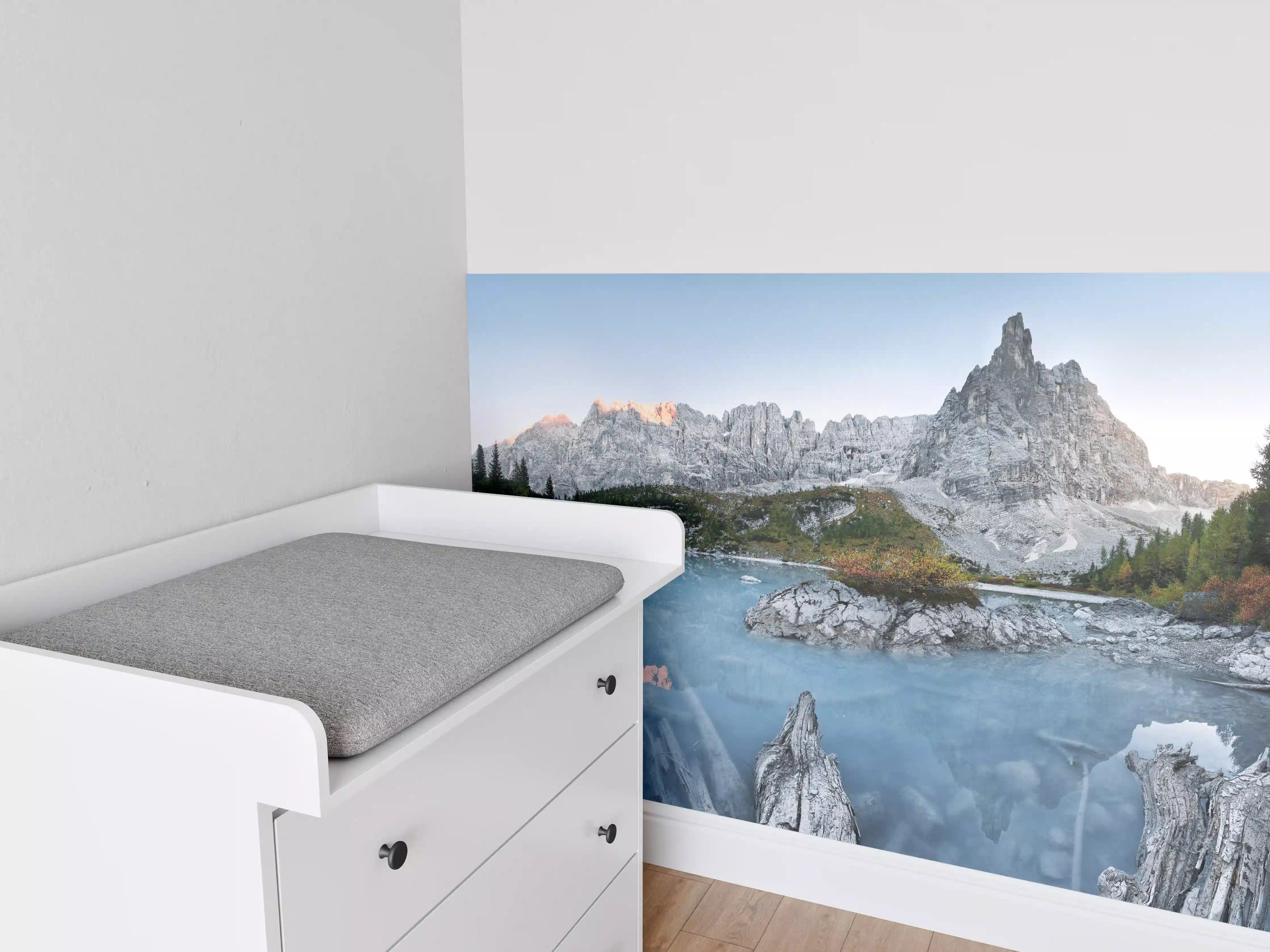 Babyzimmer Wandgestaltung - Alpine Seenlandschaft in Abenddämmerung
