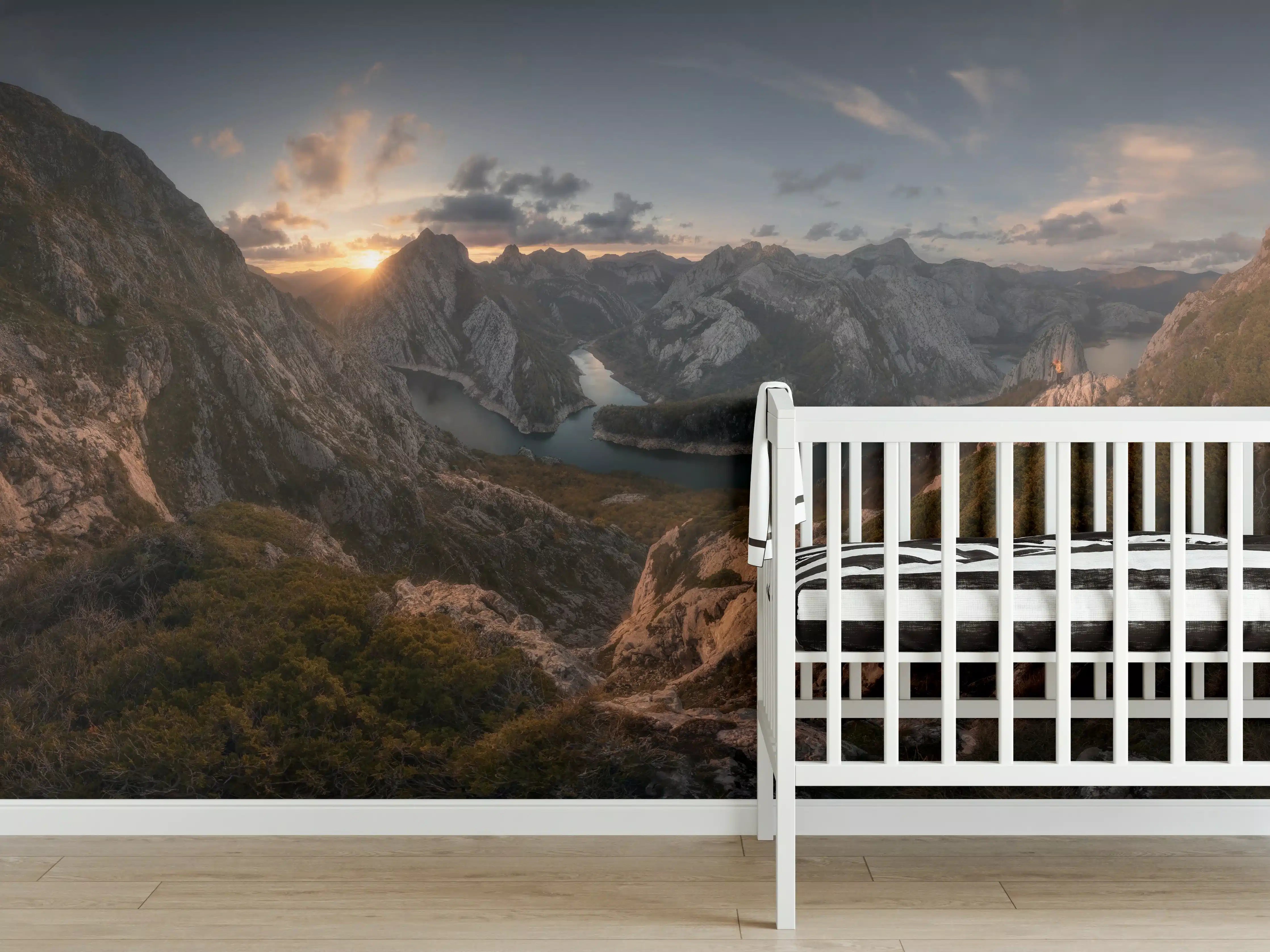 Babyzimmer Wandgestaltung - Alpines Morgenrot am Bergsee