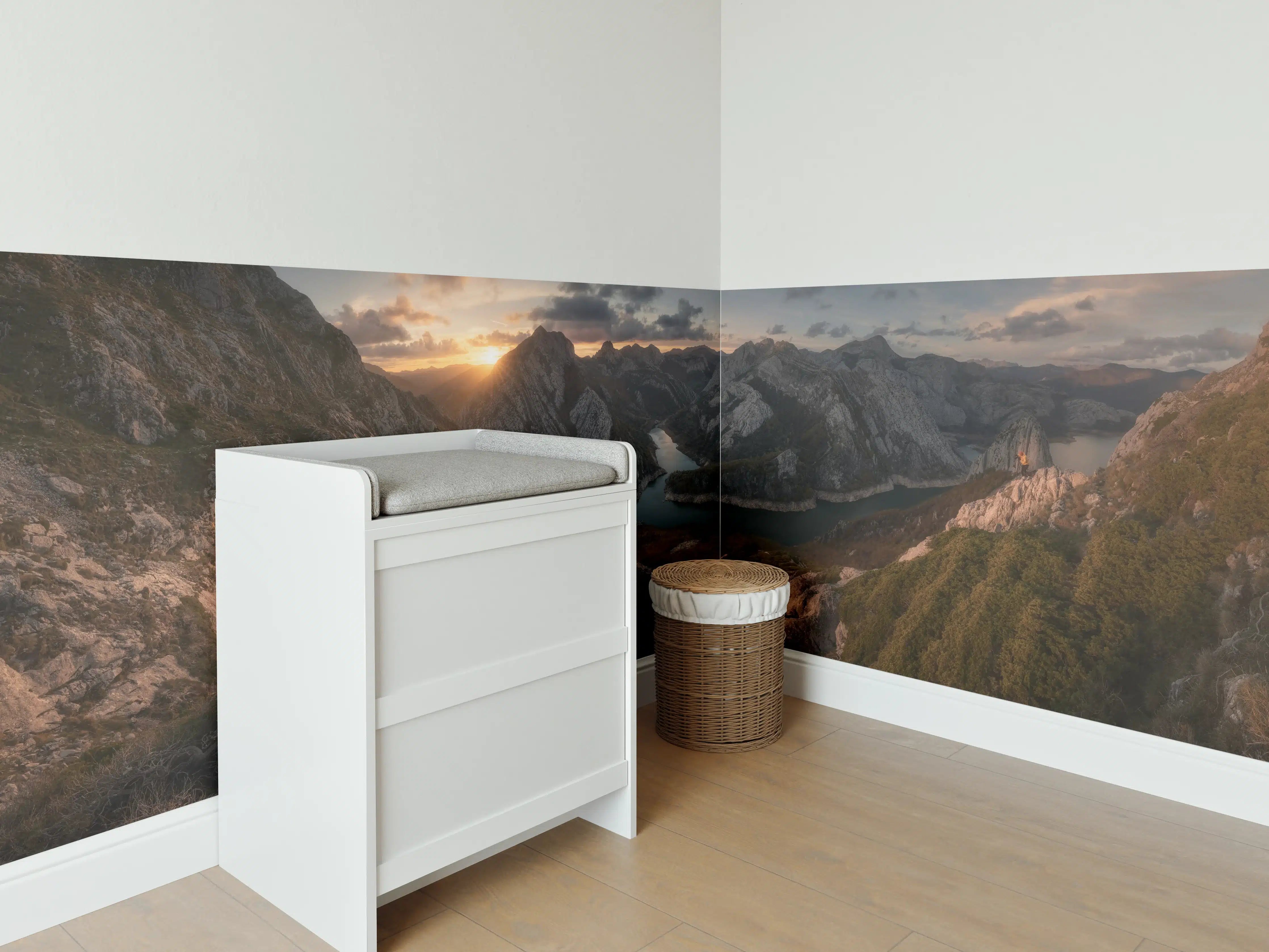 Babyzimmer Wandgestaltung - Alpines Morgenrot am Bergsee