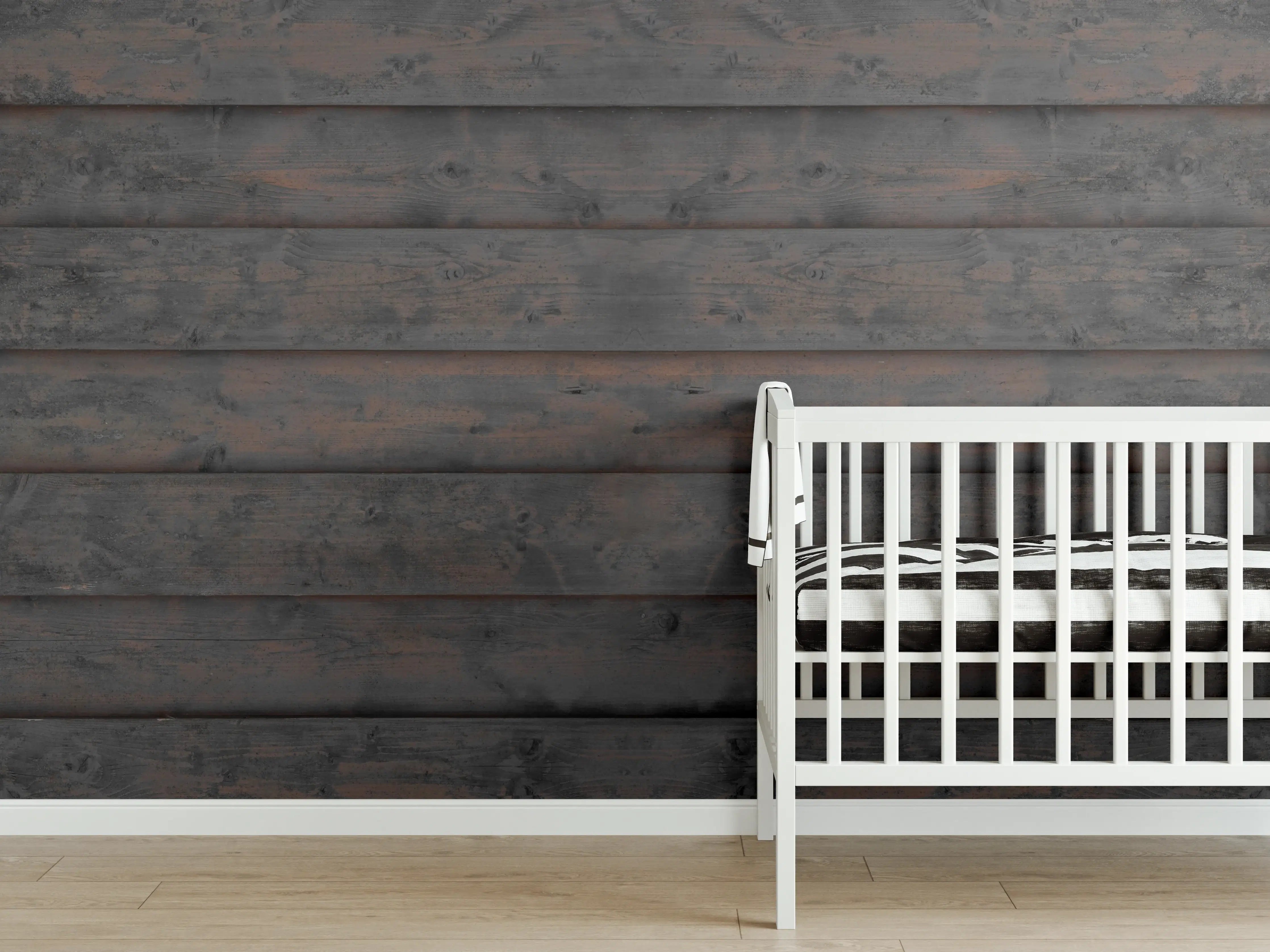 Babyzimmer Wandgestaltung - Alt braun lackierte Holzbretter