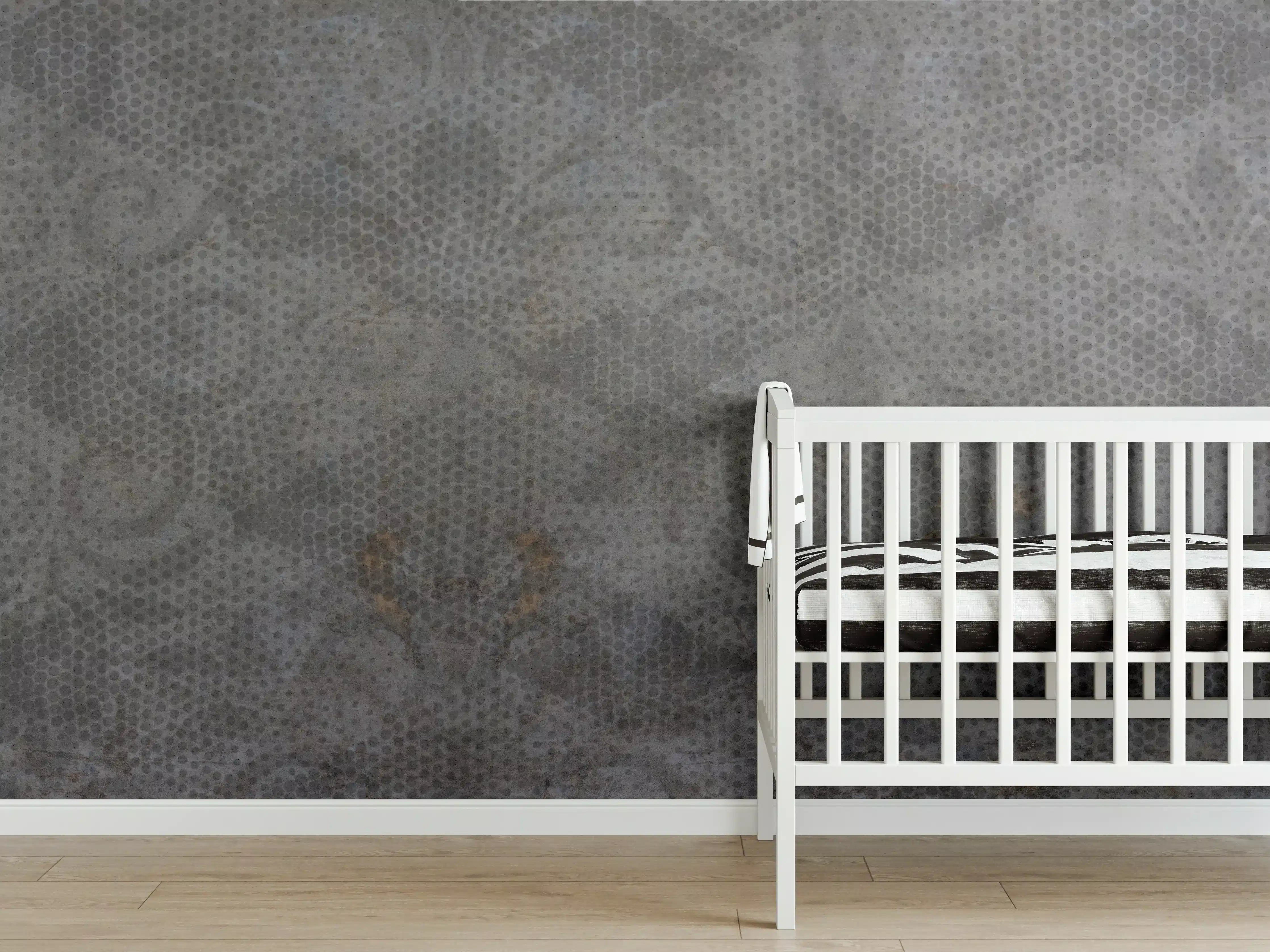 Babyzimmer Wandgestaltung - Alte braunbefleckte Tapete