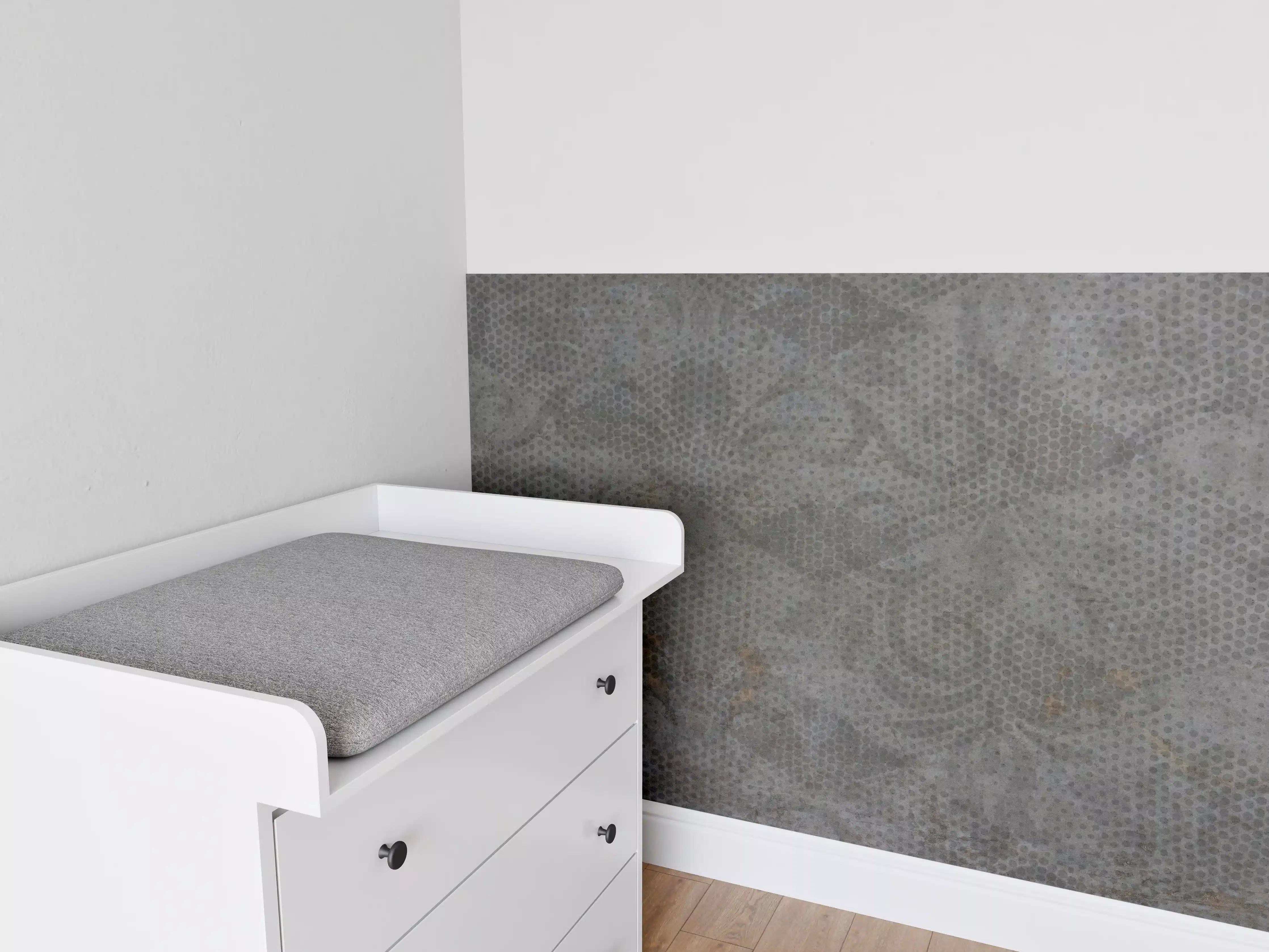 Babyzimmer Wandgestaltung - Alte braunbefleckte Tapete