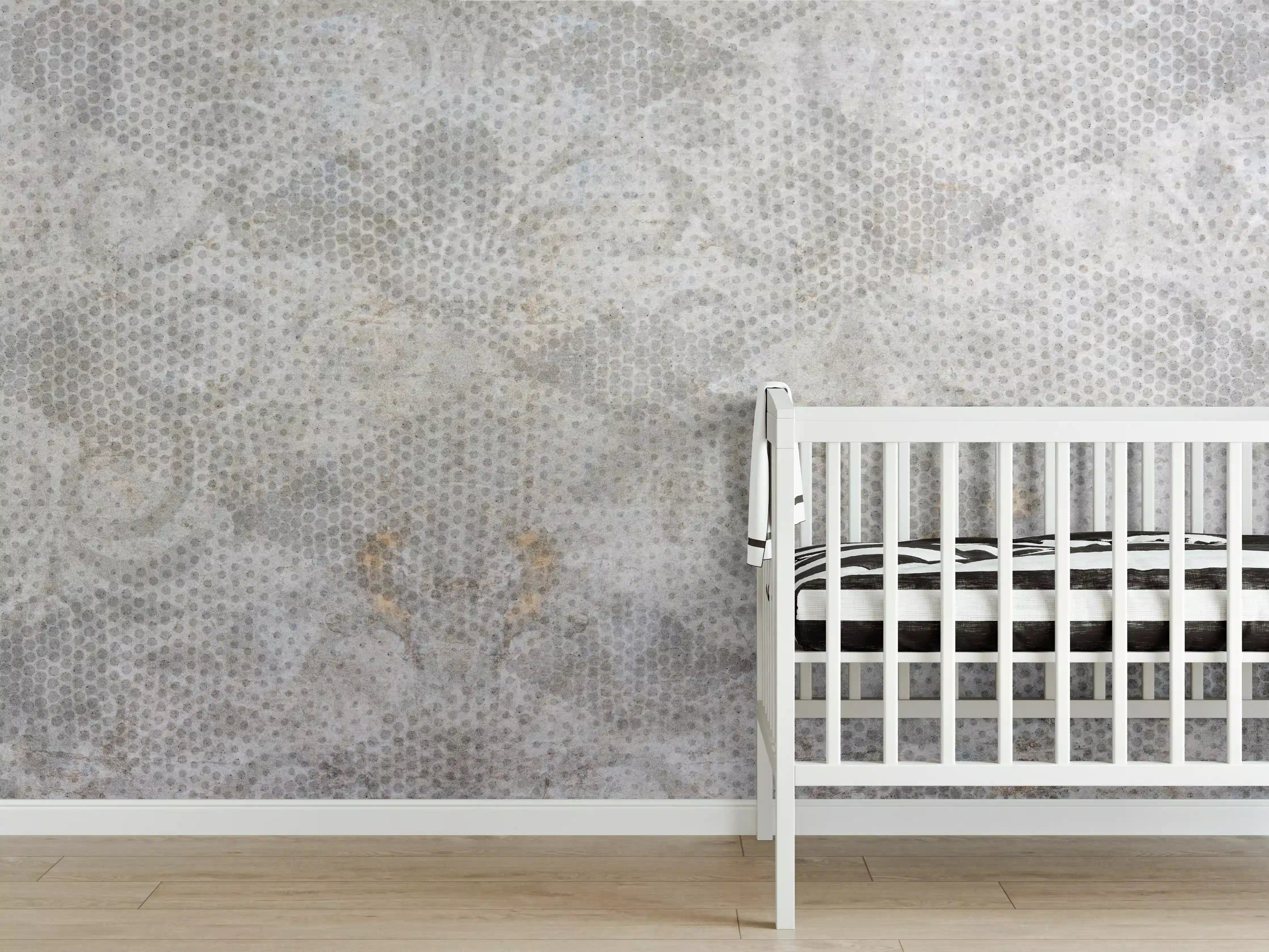 Babyzimmer Wandgestaltung - Alte weiße befleckte Tapete