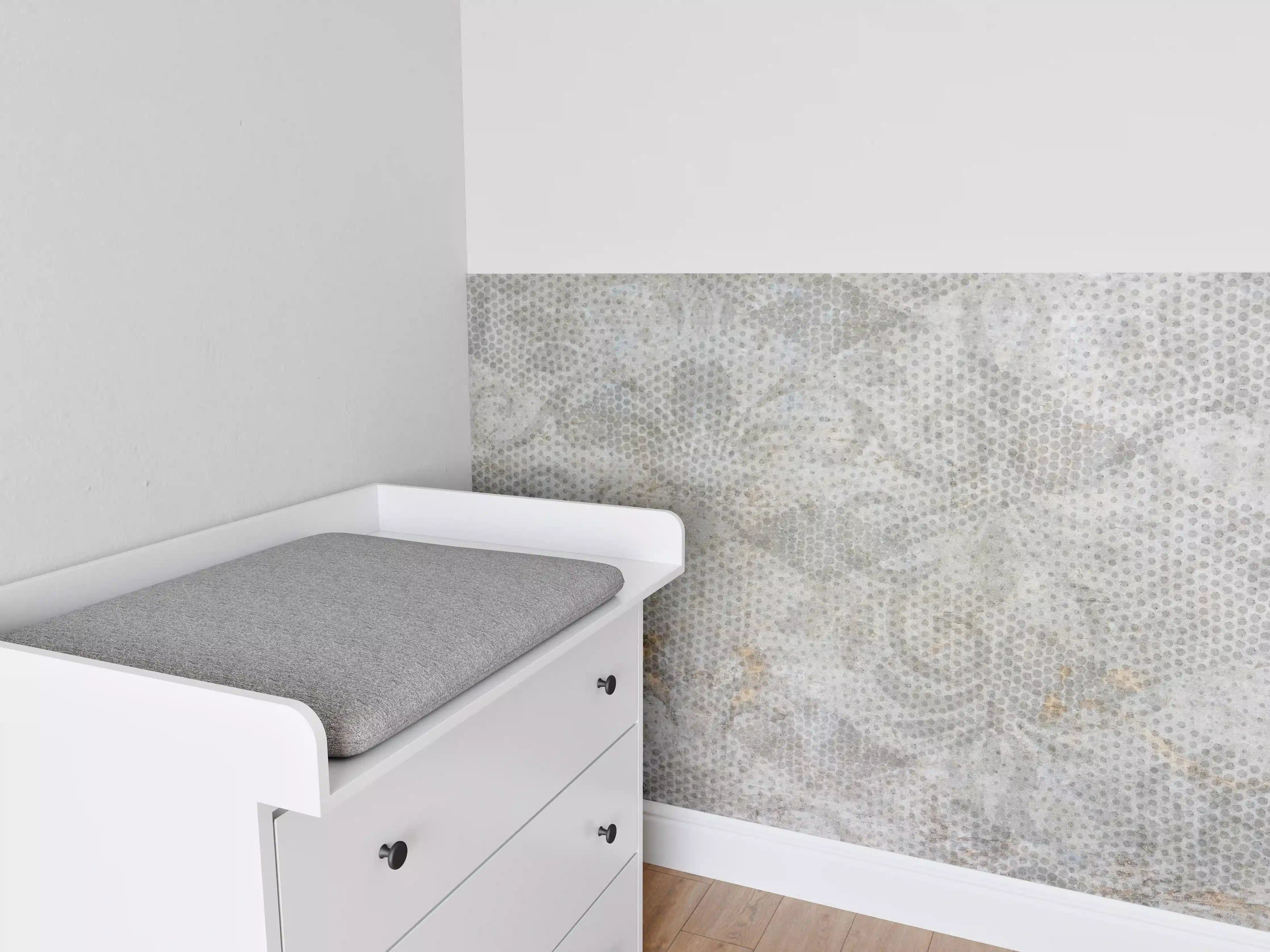 Babyzimmer Wandgestaltung - Alte weiße befleckte Tapete