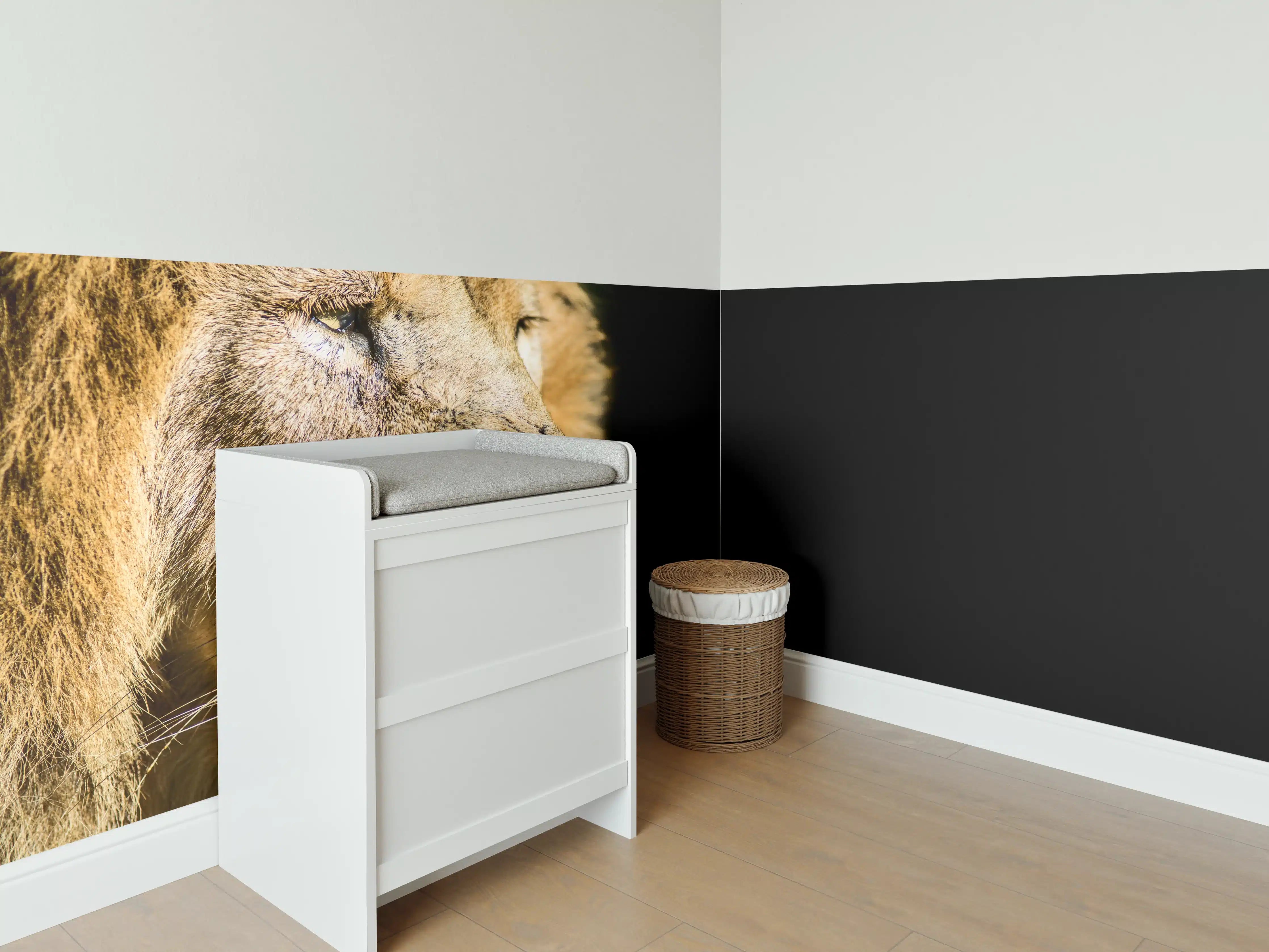 Babyzimmer Wandgestaltung - Alter Löwe auf schwarzem Hintergrund