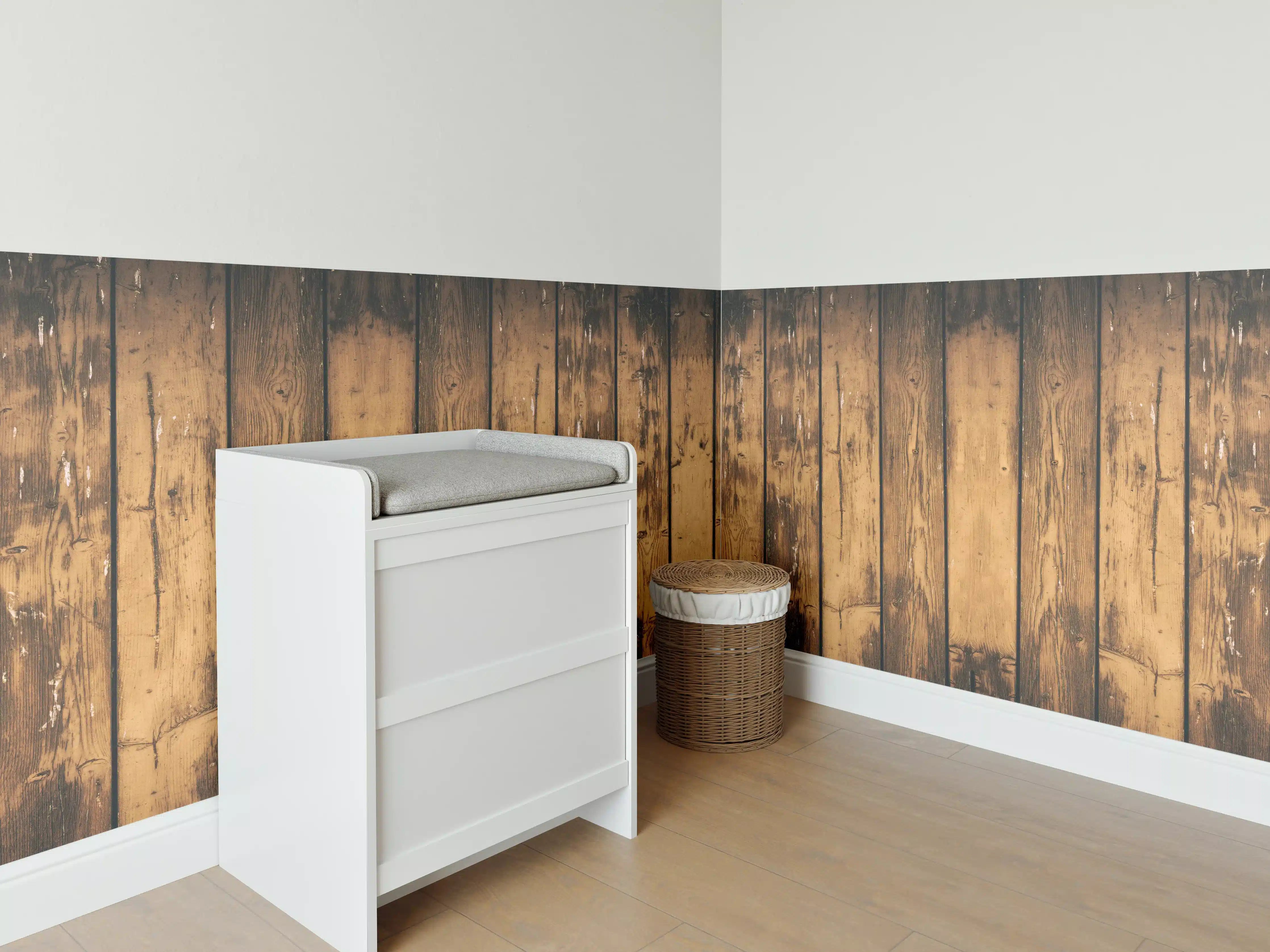 Babyzimmer Wandgestaltung - Aneinandergereihte leicht angebrannte Holzplatten