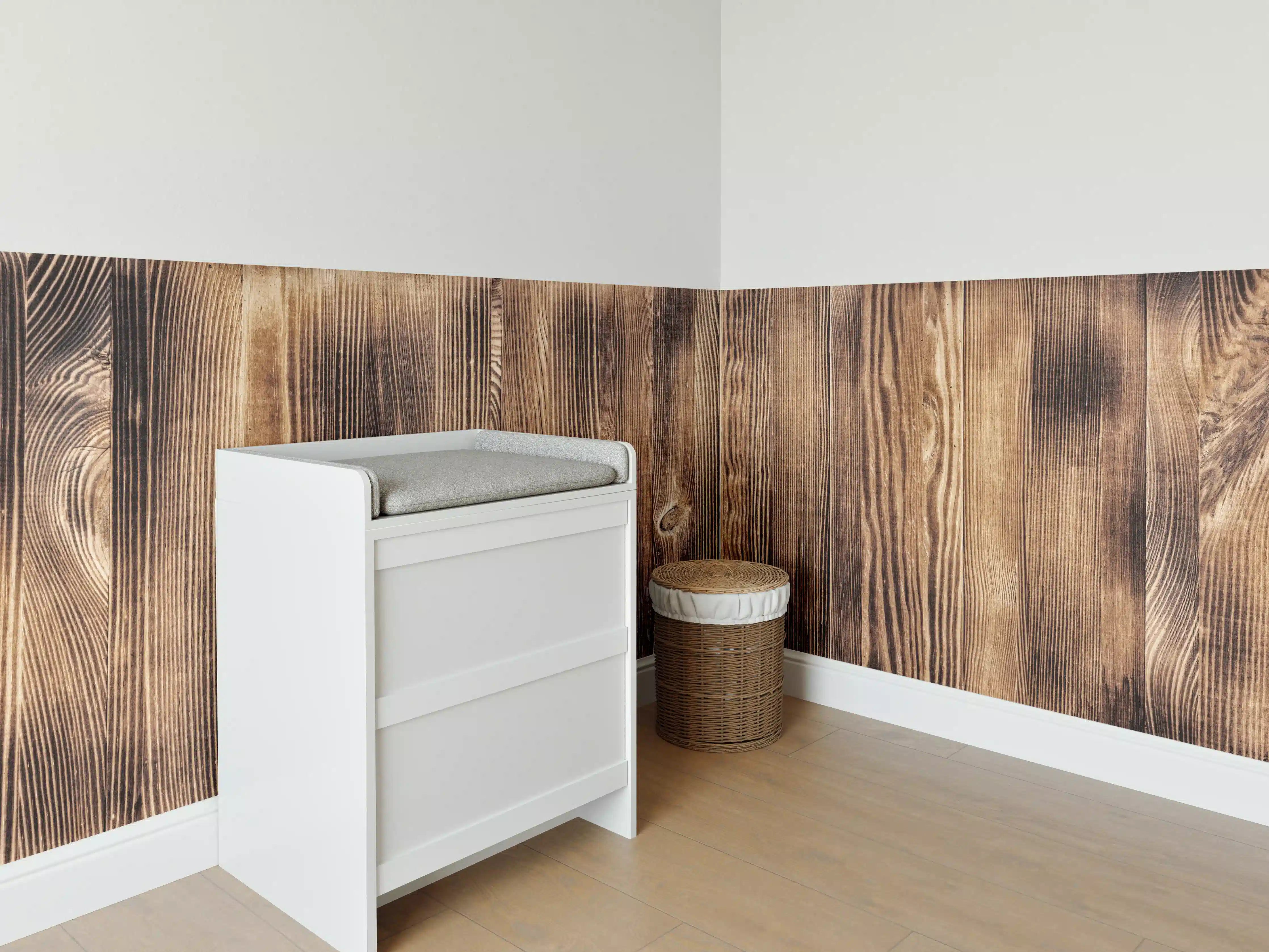 Babyzimmer Wandgestaltung - Angebrannte Naturholzplatte