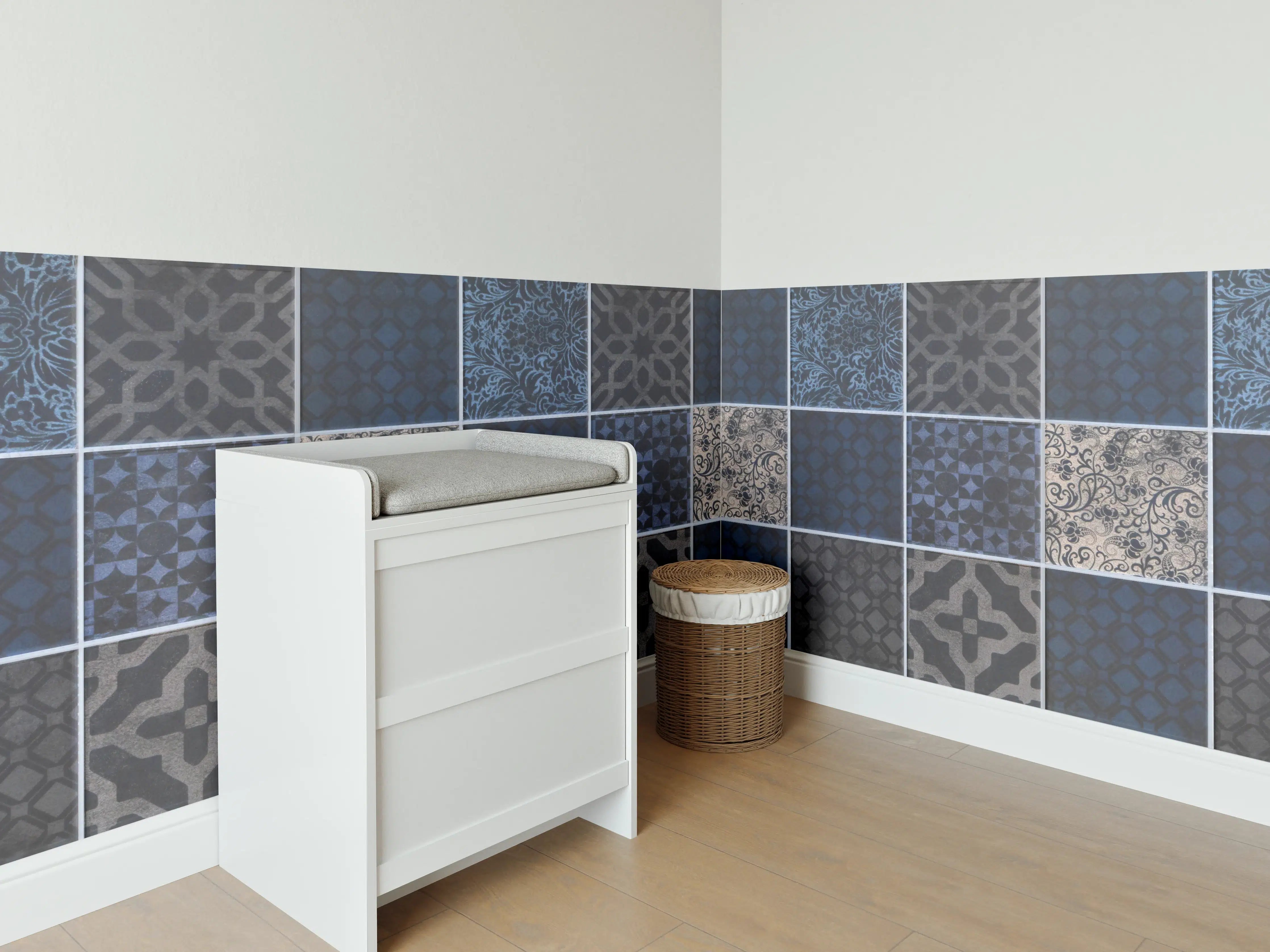 Babyzimmer Wandgestaltung - Anthrazit dunkelgraues Fliesenmuster