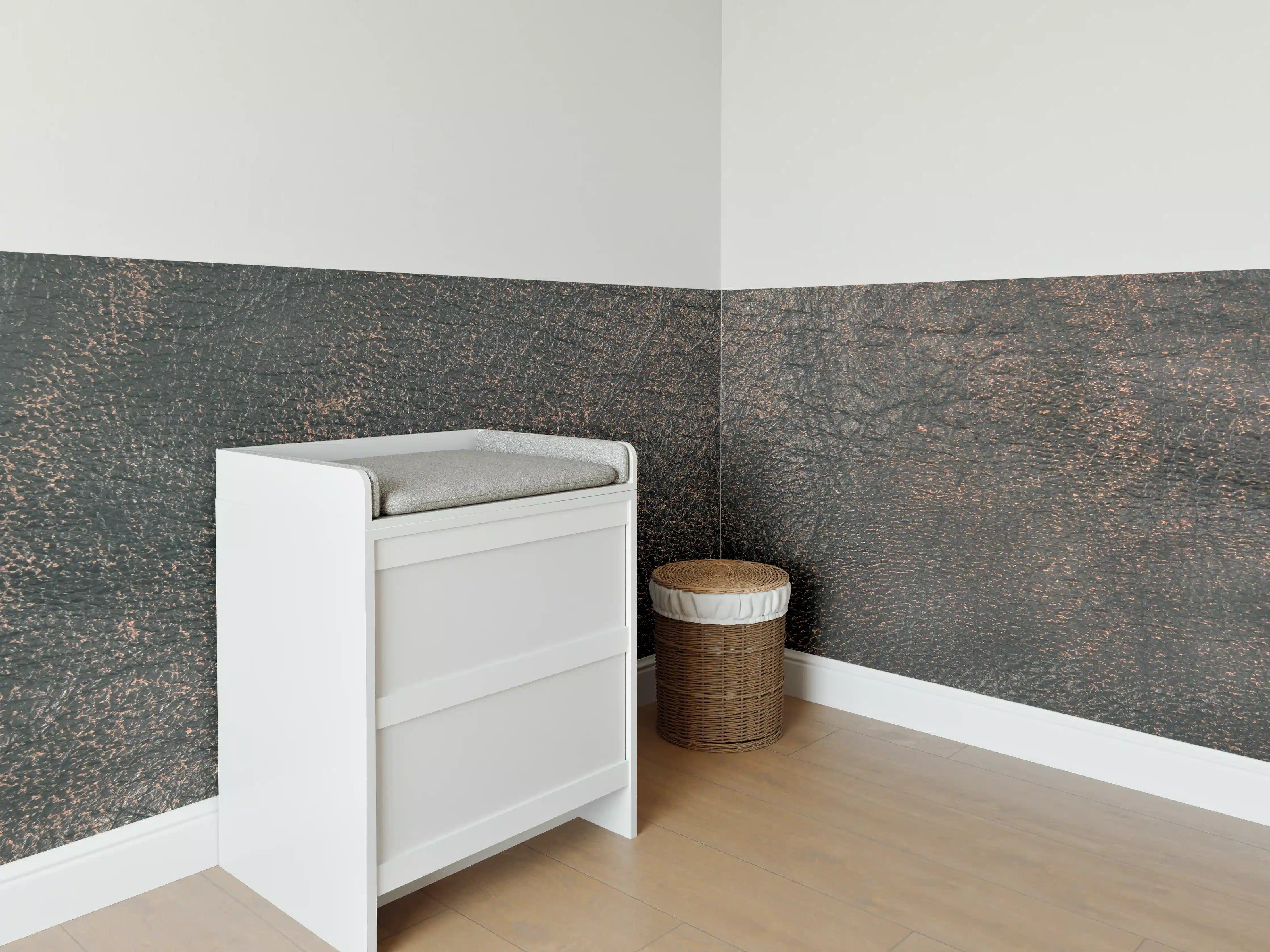 Babyzimmer Wandgestaltung - Anthrazitgraue Metall-Optik