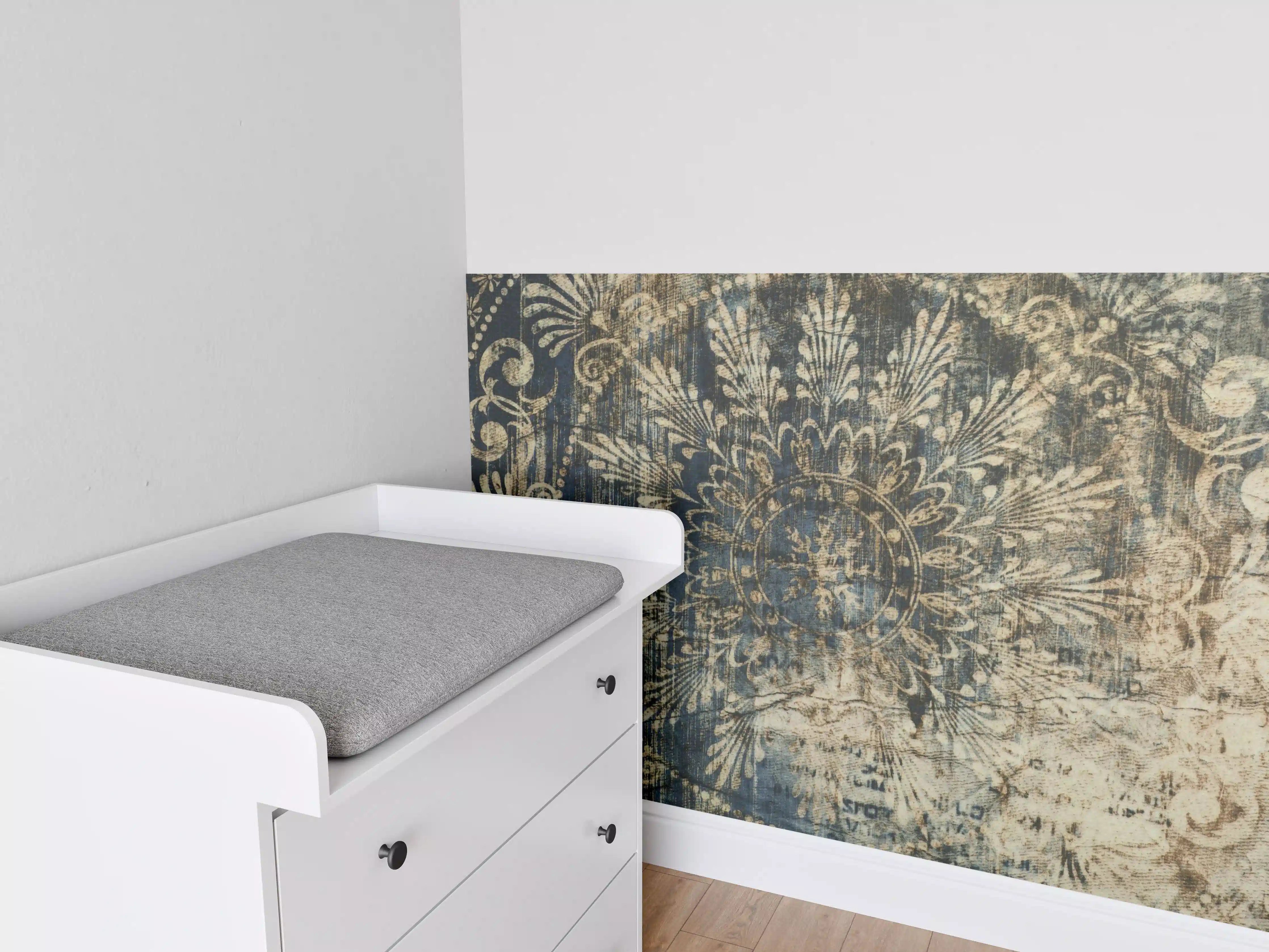 Babyzimmer Wandgestaltung - Antikes Ornamentmuster in Blau und Beige