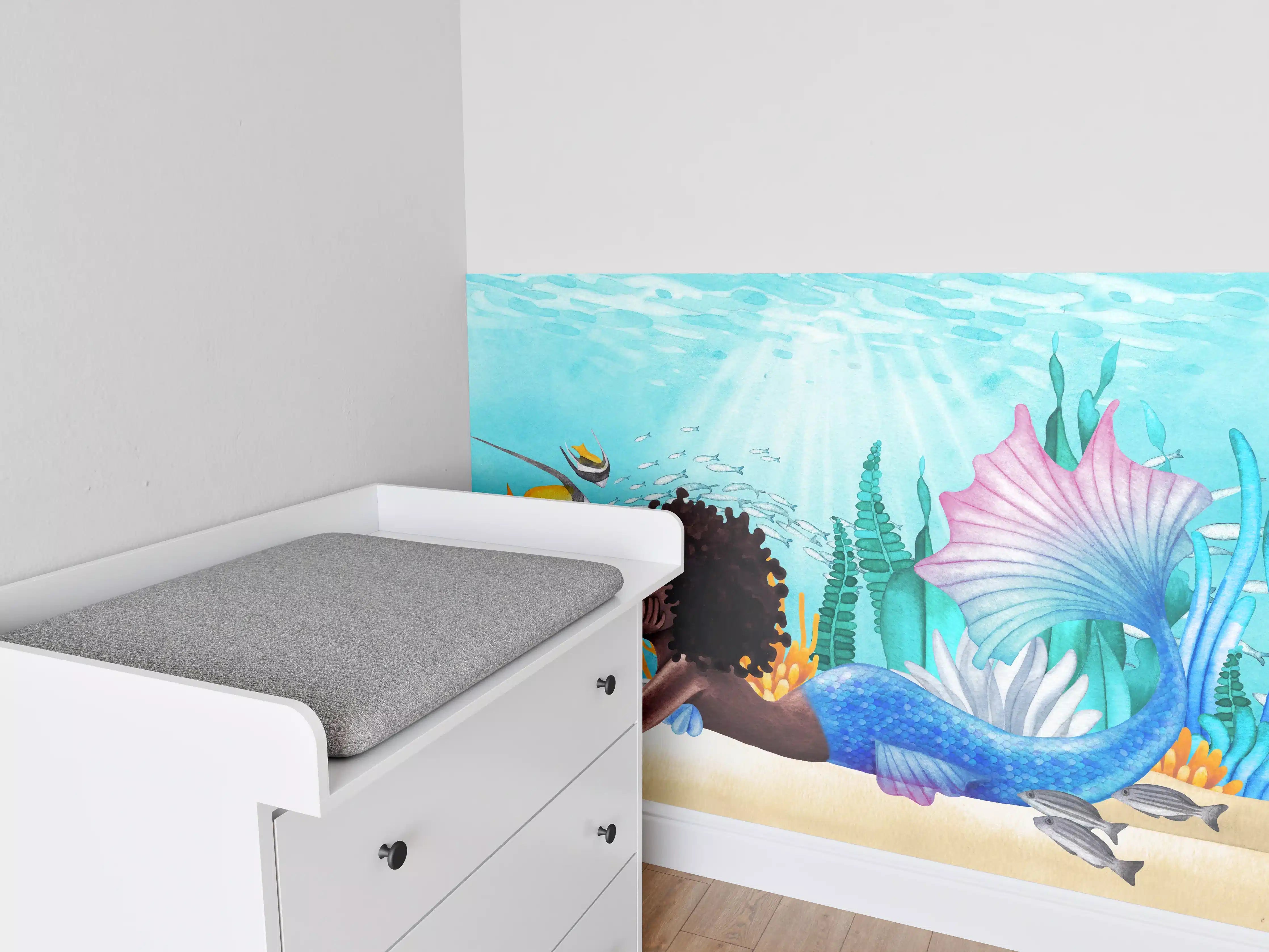 Babyzimmer Wandgestaltung - Aquarell Meerjungfrau liegt am Boden des Ozean