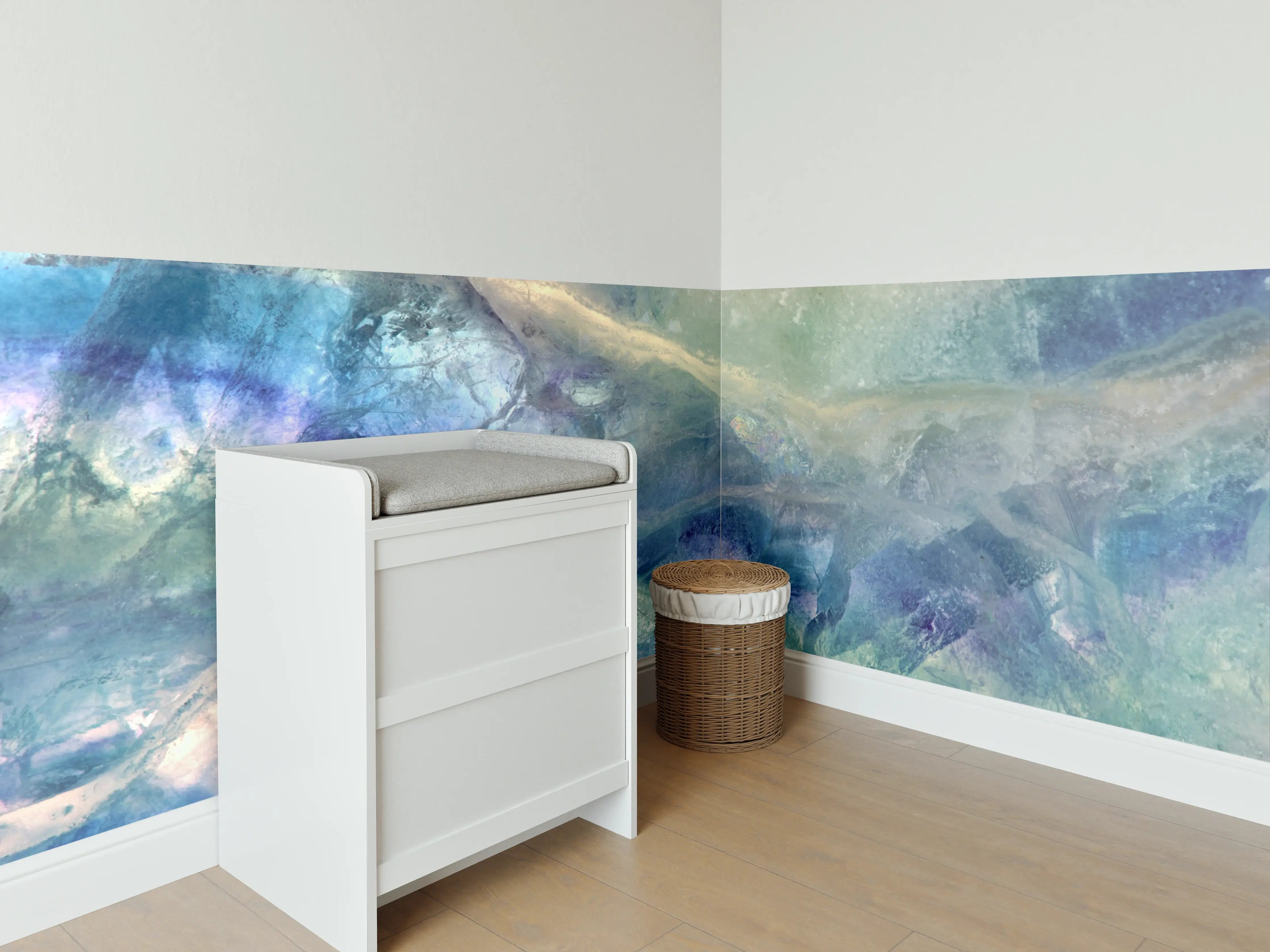 Babyzimmer Wandgestaltung - Aquarellartige Meereslandschaft mit sanften Blau- und Grüntönen