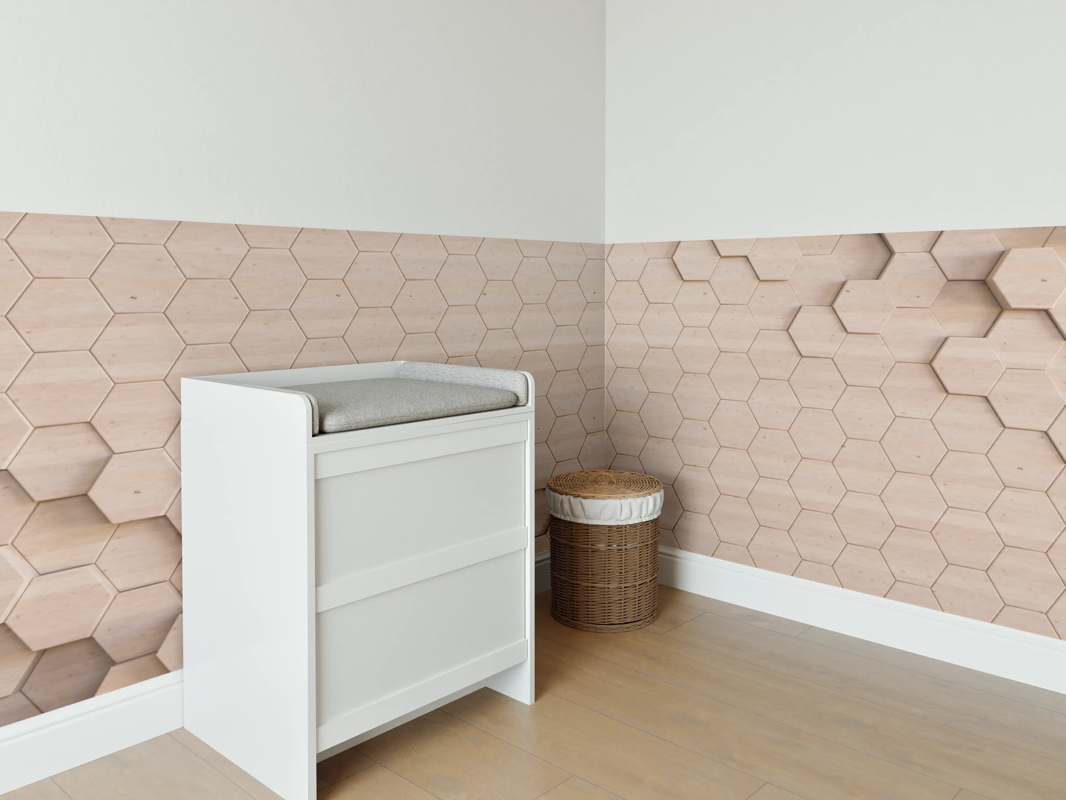 Babyzimmer Wandgestaltung - Auffällige Holzwand mit Hexagon-Muster in Naturtönen