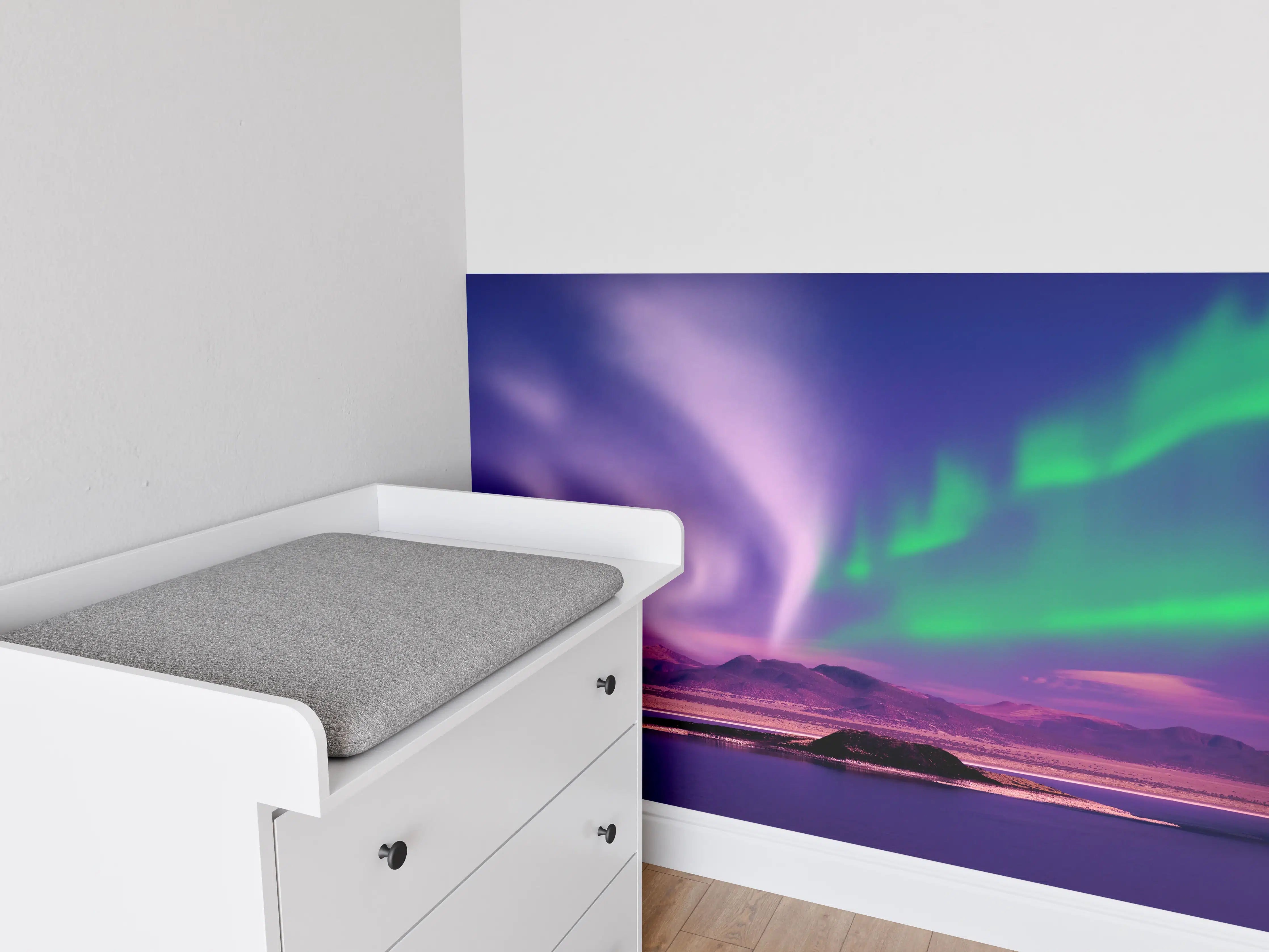 Babyzimmer Wandgestaltung - Aurora Borealis über Berglandschaft bei Nacht
