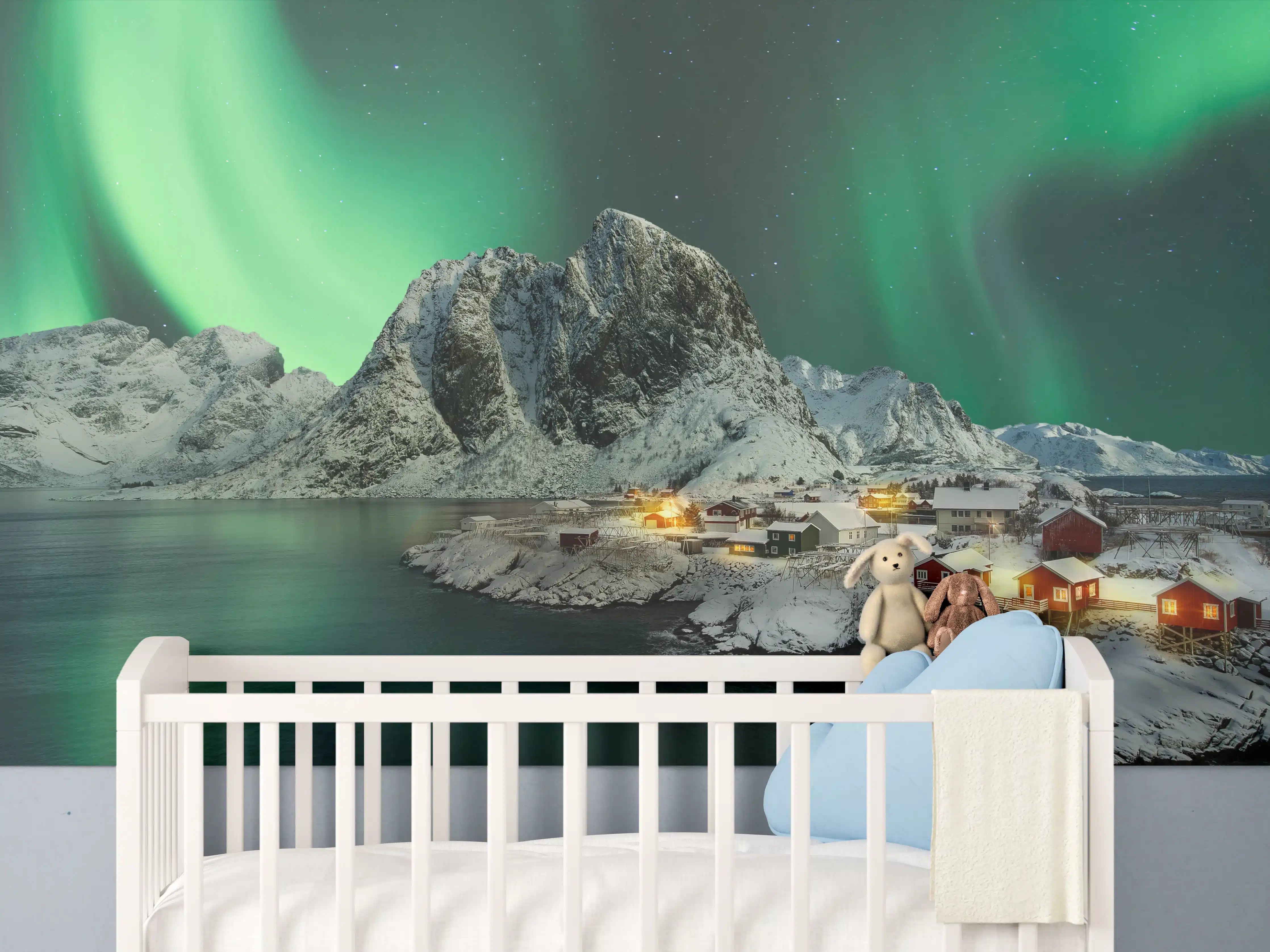 Babyzimmer Wandgestaltung - Aurora Borealis über verschneitem Dorf