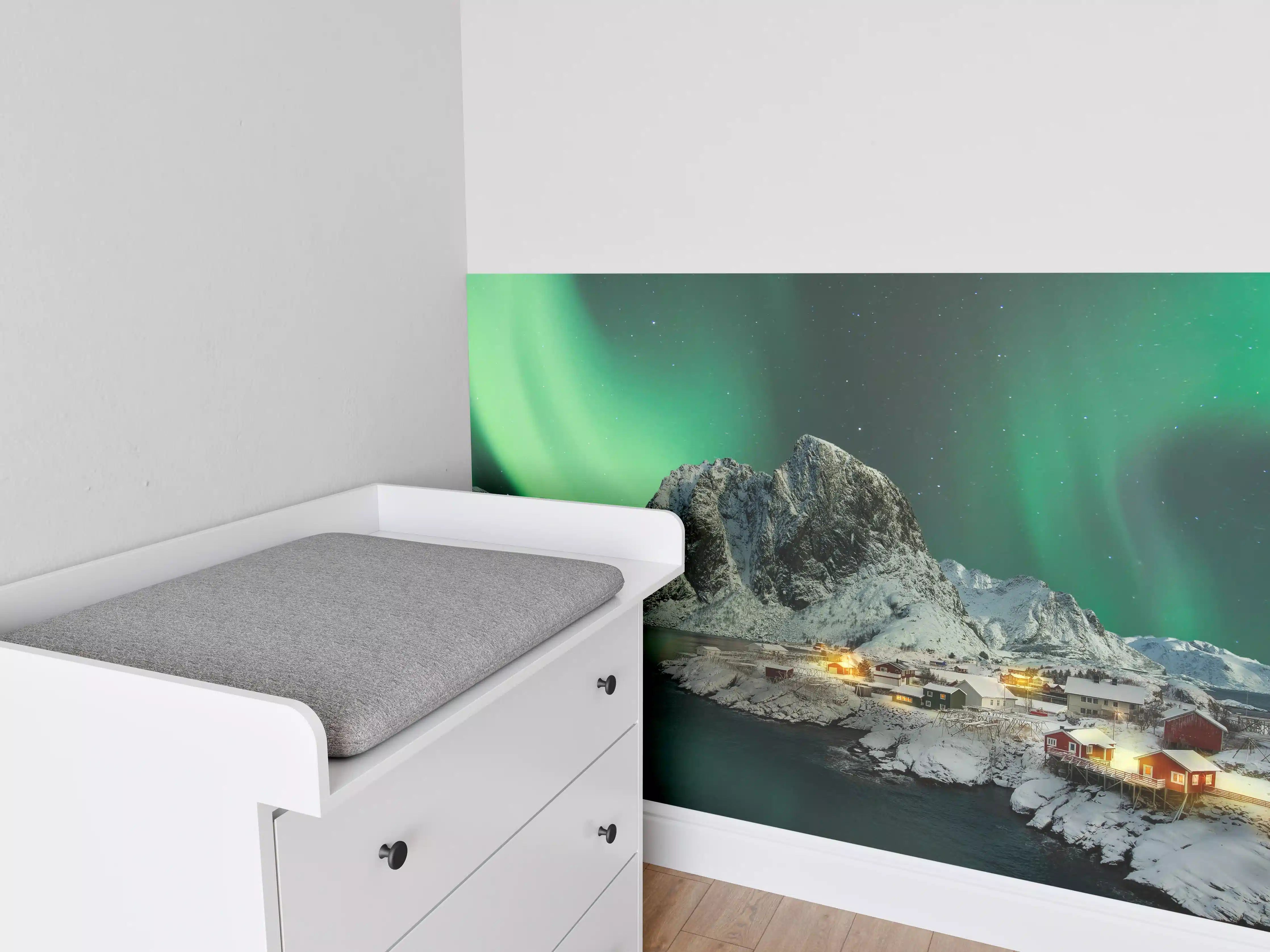 Babyzimmer Wandgestaltung - Aurora Borealis über verschneitem Dorf