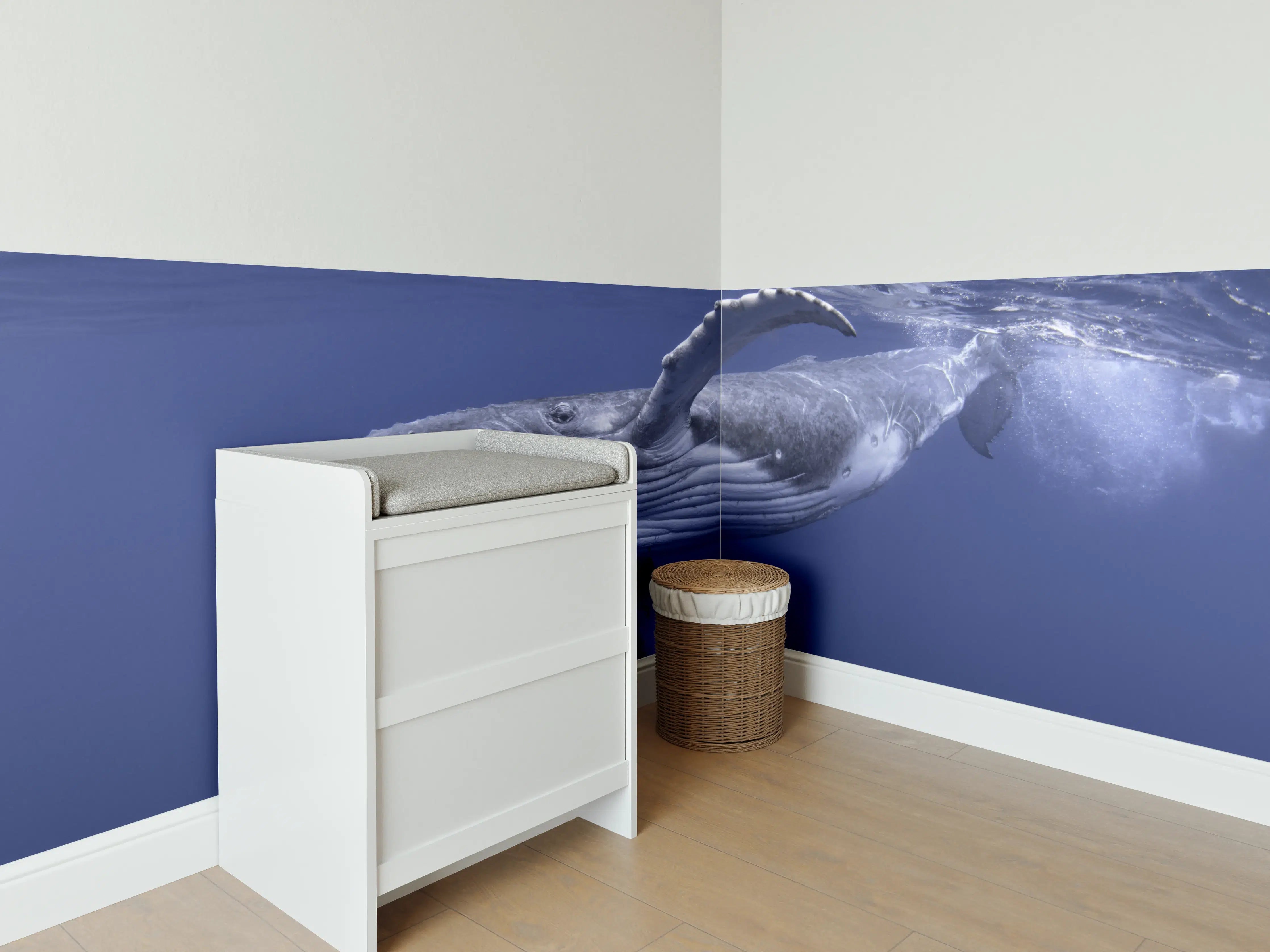 Babyzimmer Wandgestaltung - Baby-Buckelwal-Kalb im blauen Wasser