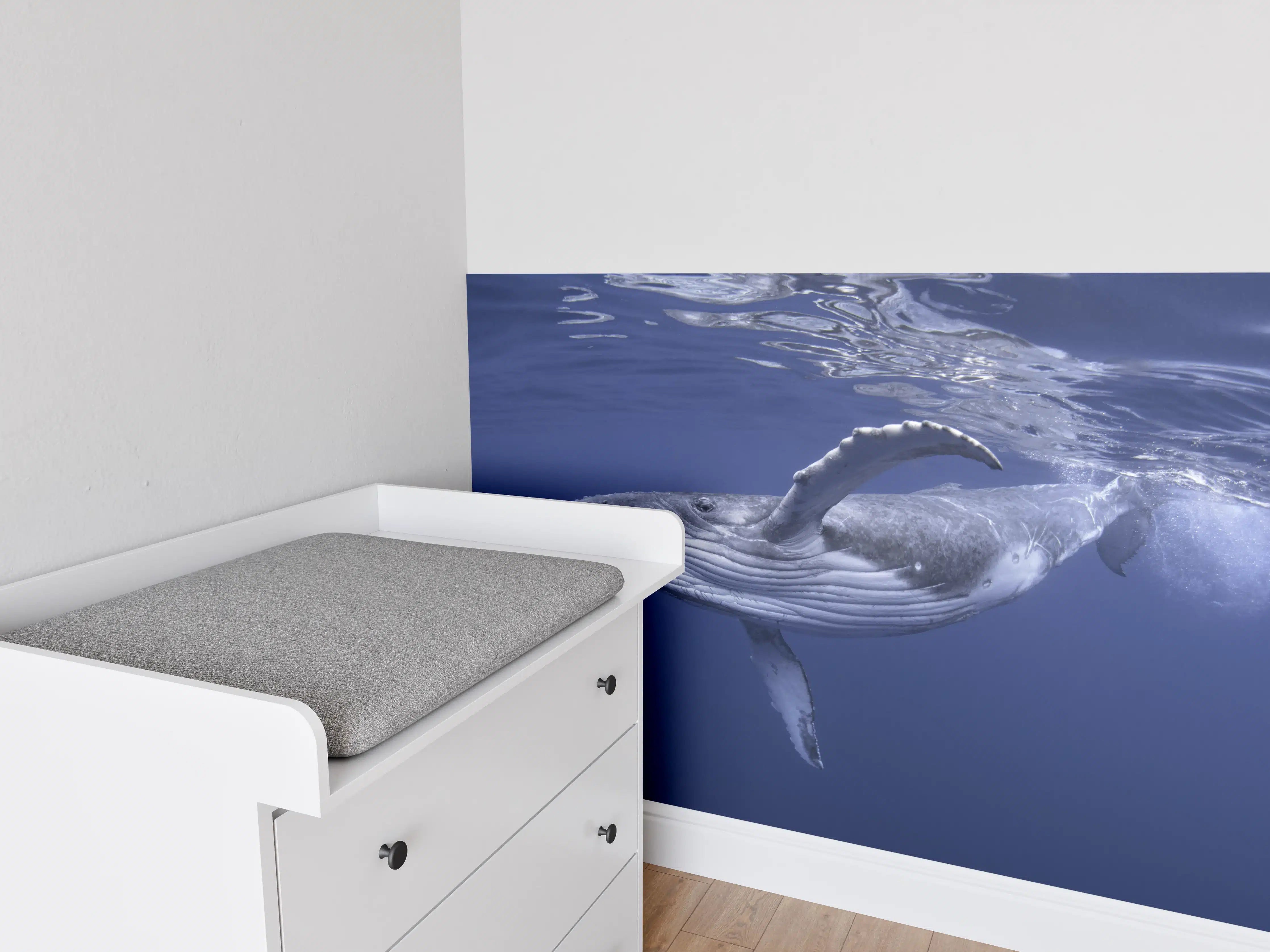 Babyzimmer Wandgestaltung - Baby-Buckelwal-Kalb im blauen Wasser