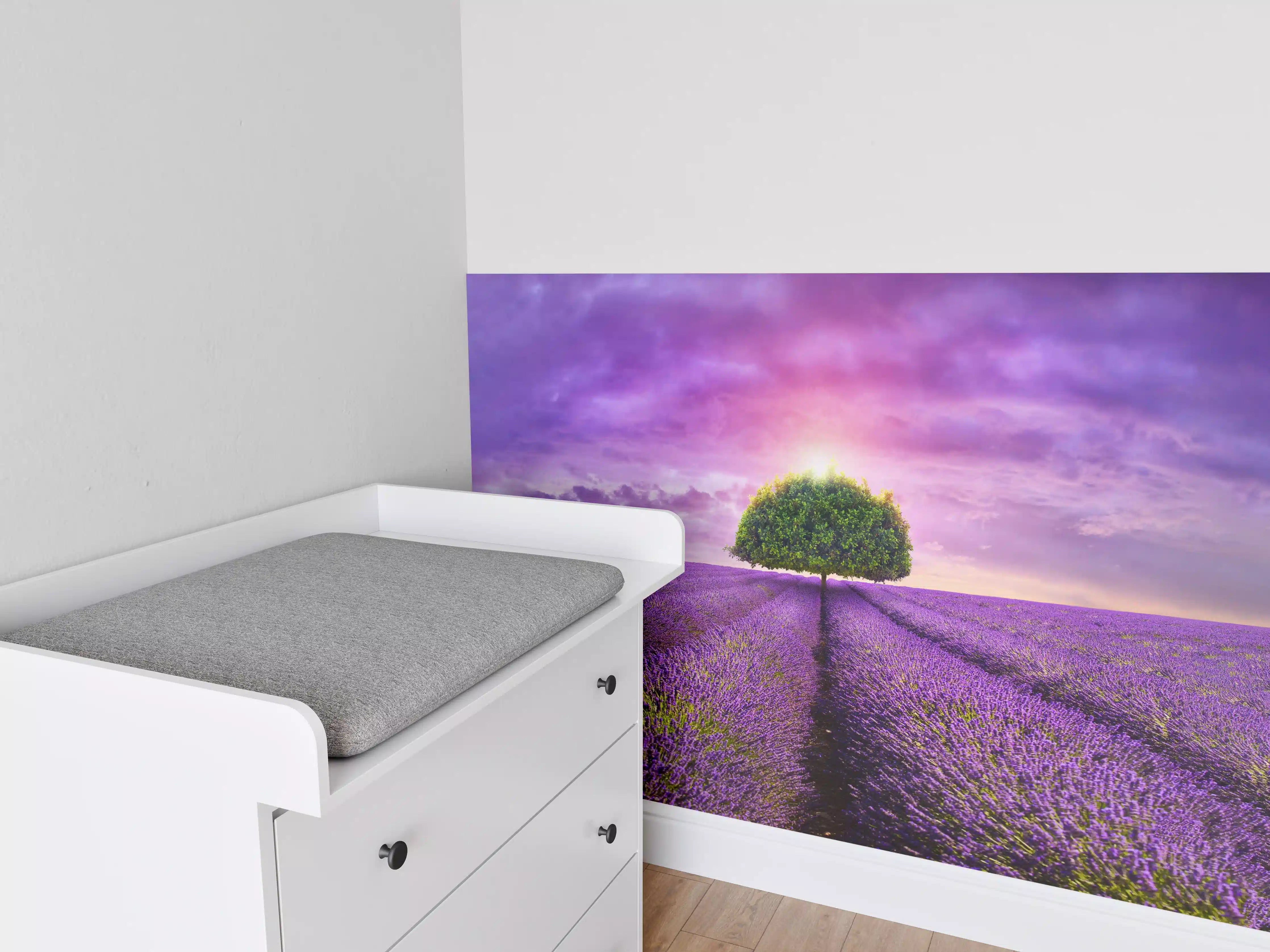 Babyzimmer Wandgestaltung - Baum im schönen lavendel Feld
