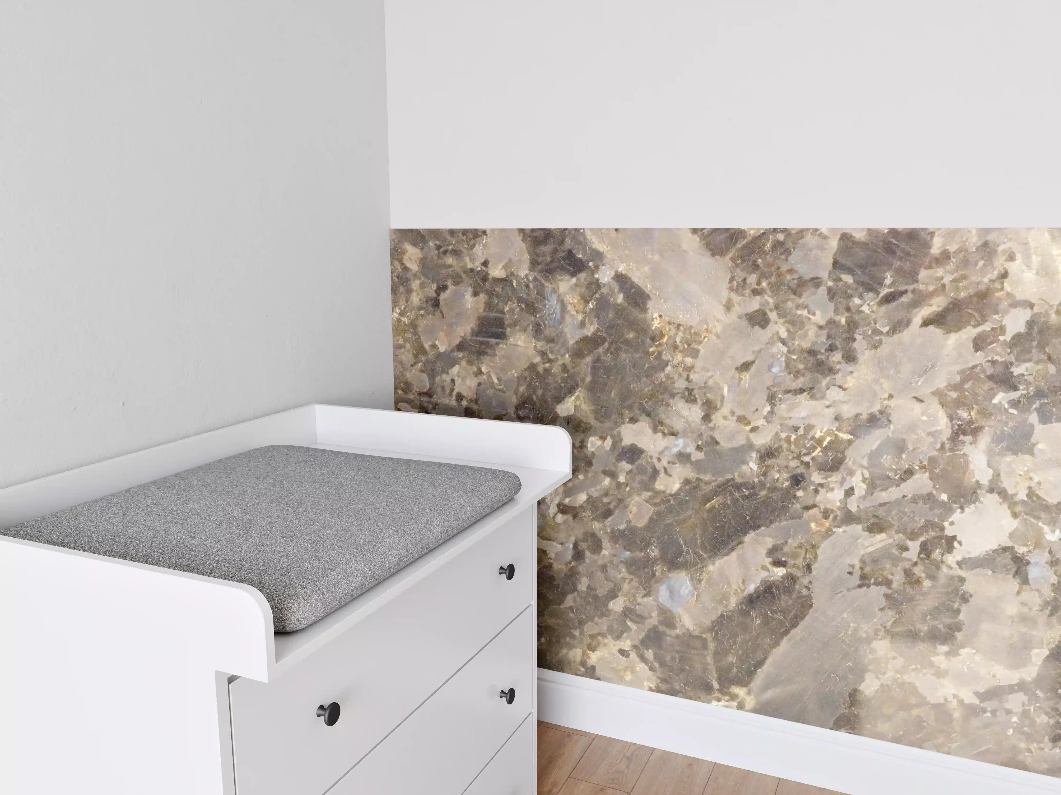 Babyzimmer Wandgestaltung - Beige-braune Marmor-Textur mit goldenen Akzenten